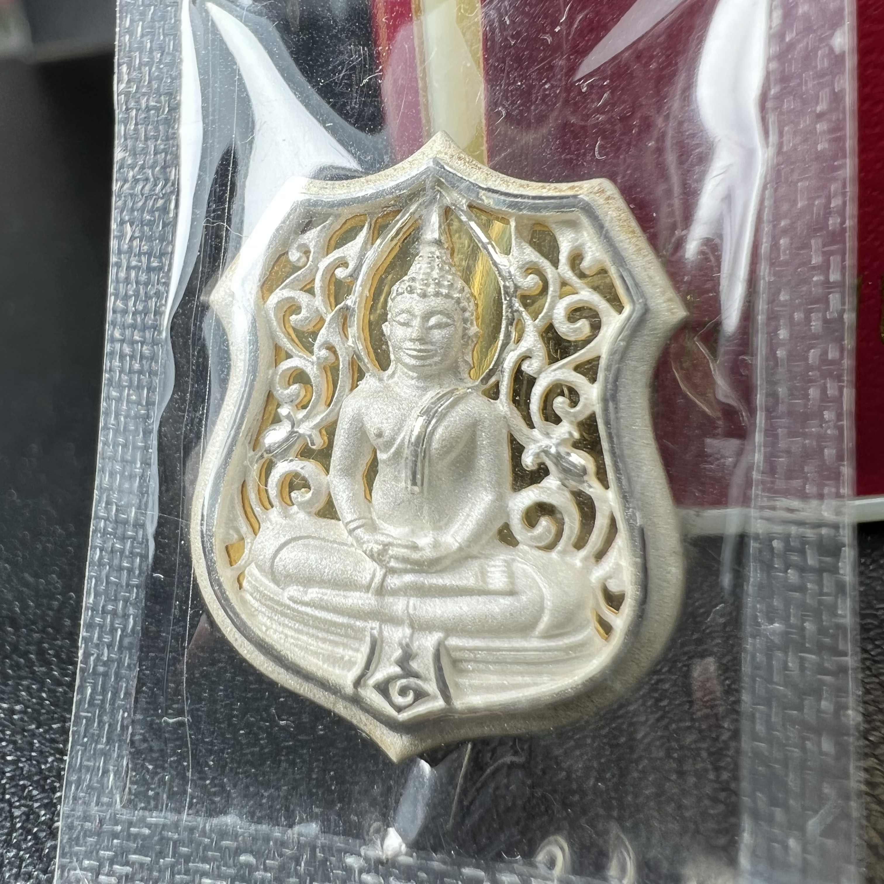 เหรียญหล่อฉลุลายพระพุทธโสธรทรงอาร์มลายกนก เนื้อเงินบริสุทธิ์พ่นทรายนวลขัดเงา(แผ่นกลางทองคำ) พิมพ์เล็ก สูง 2.1 ซม. รุ่น "ทูลเกล้ามหามงคล" ปี 2544(สภาพคัดสวยซีนซองเดิมกล่องบรรจุเดิมครบสมบูรณ์)