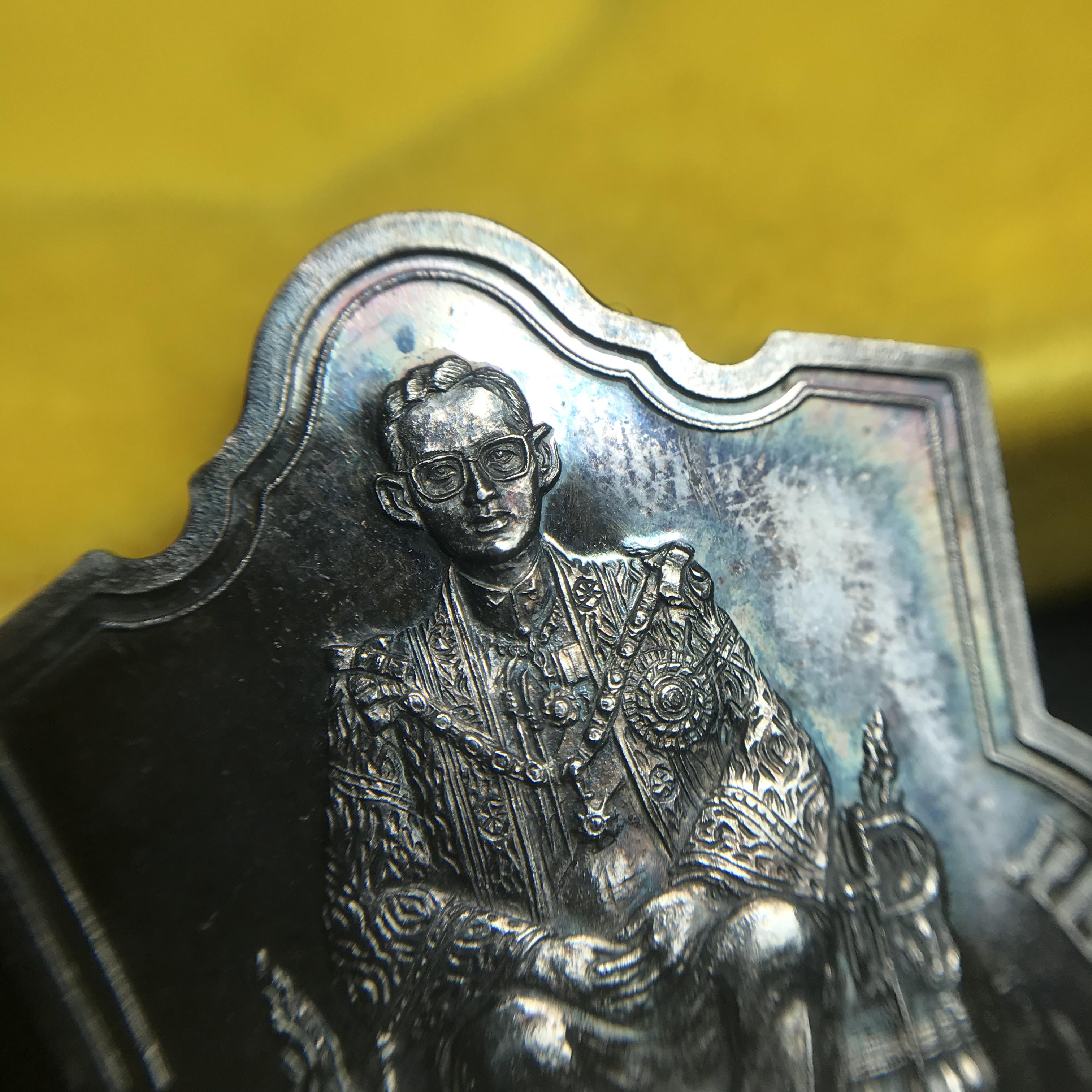 เหรียญพระบาทสมเด็จพระเจ้าอยู่หัว รัชกาลที่9ประทับนั่งบัลลังก์ กระทรวงมหาดไทยจัดสร้าง ปี2539 เนื้อเงินกล่องบรรจุเดิมสภาพสวย เนื้อเงินผิวเดิมขึ้นสีรุ้งธรรมชาติ แบบนิยม หายาก