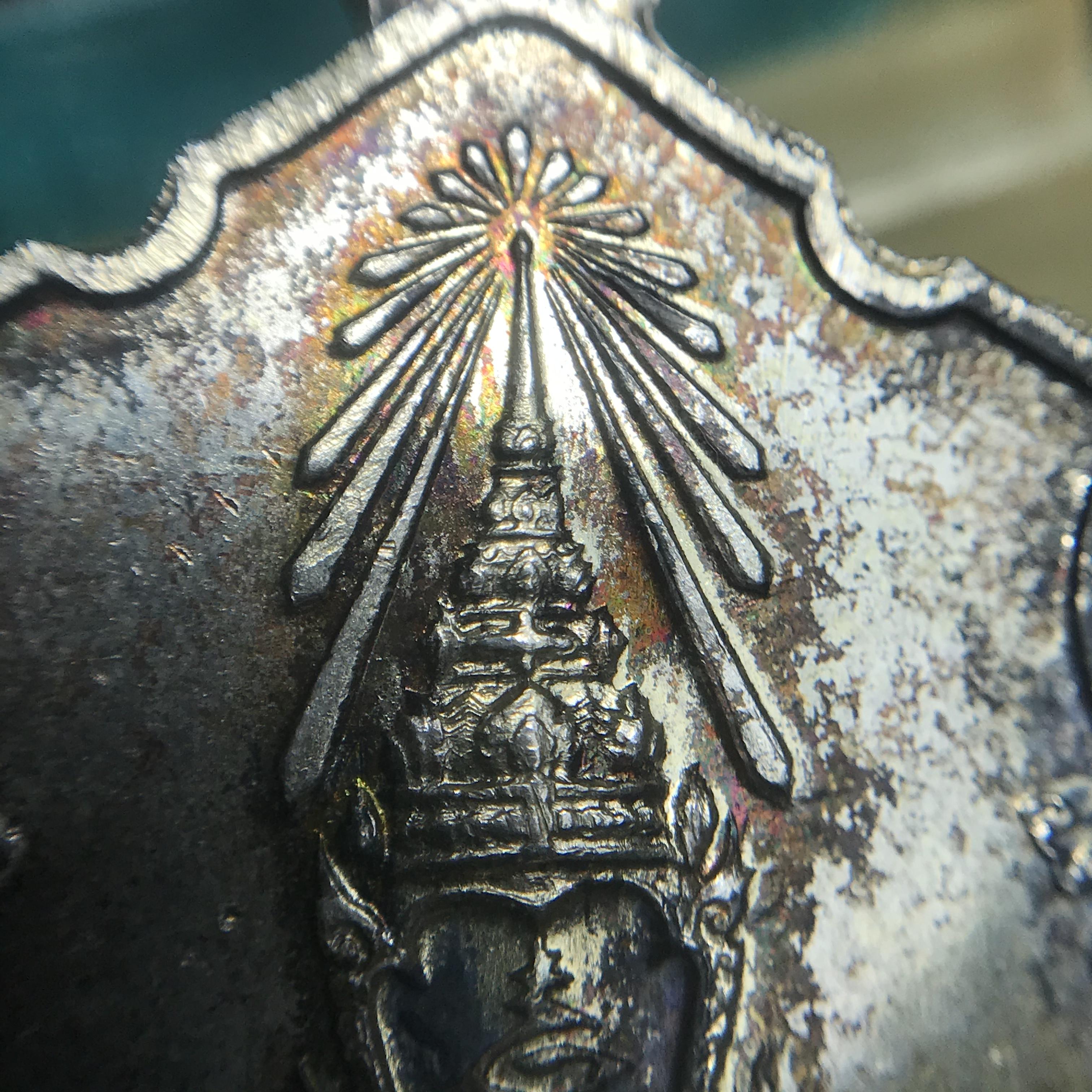 เหรียญในหลวงทรงผนวช กองทัพภาคที่3 ปี2517 เนื้อเงิน(ในหลวงรัชกาลที่9เสด็จในพิธี)(คัดสภาพสวย ผิวเดิม เส้นวงเดือนวิ่งคมชัด สวยมาก)(1ใน2000เหรียญ)