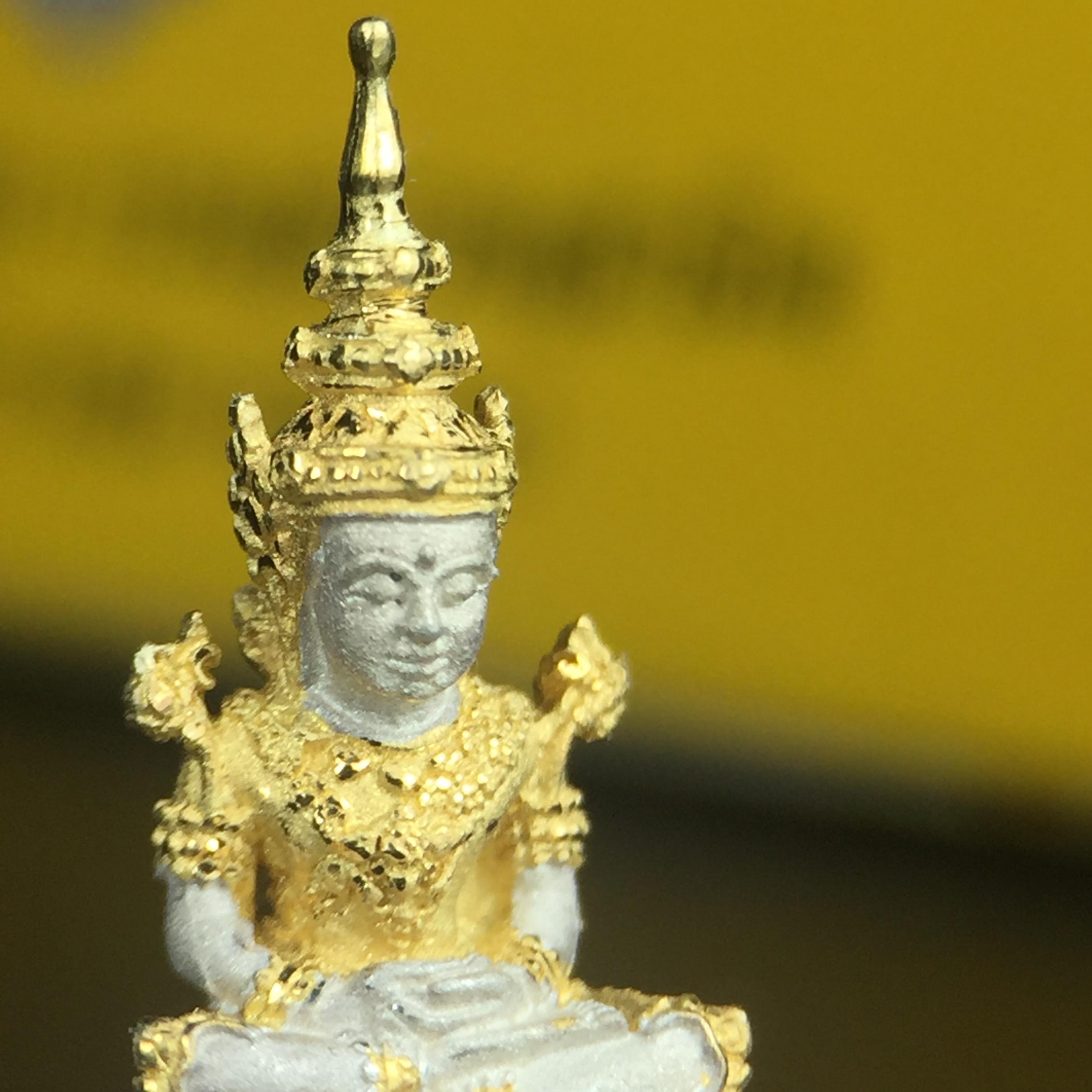 พระแก้วมรกต(จำลอง)ลอยองค์ ขนาดหน้าตัก 1/4 นิ้ว ทรงเครื่องฤดูร้อน เนื้อเงินสามกษัตริย์ ตราสัญลักษณ์ฉลองสิริราชสมบัติครบ 60 ปี พ.ศ.2549(สภาพสวย ครบ สมบูรณ์)