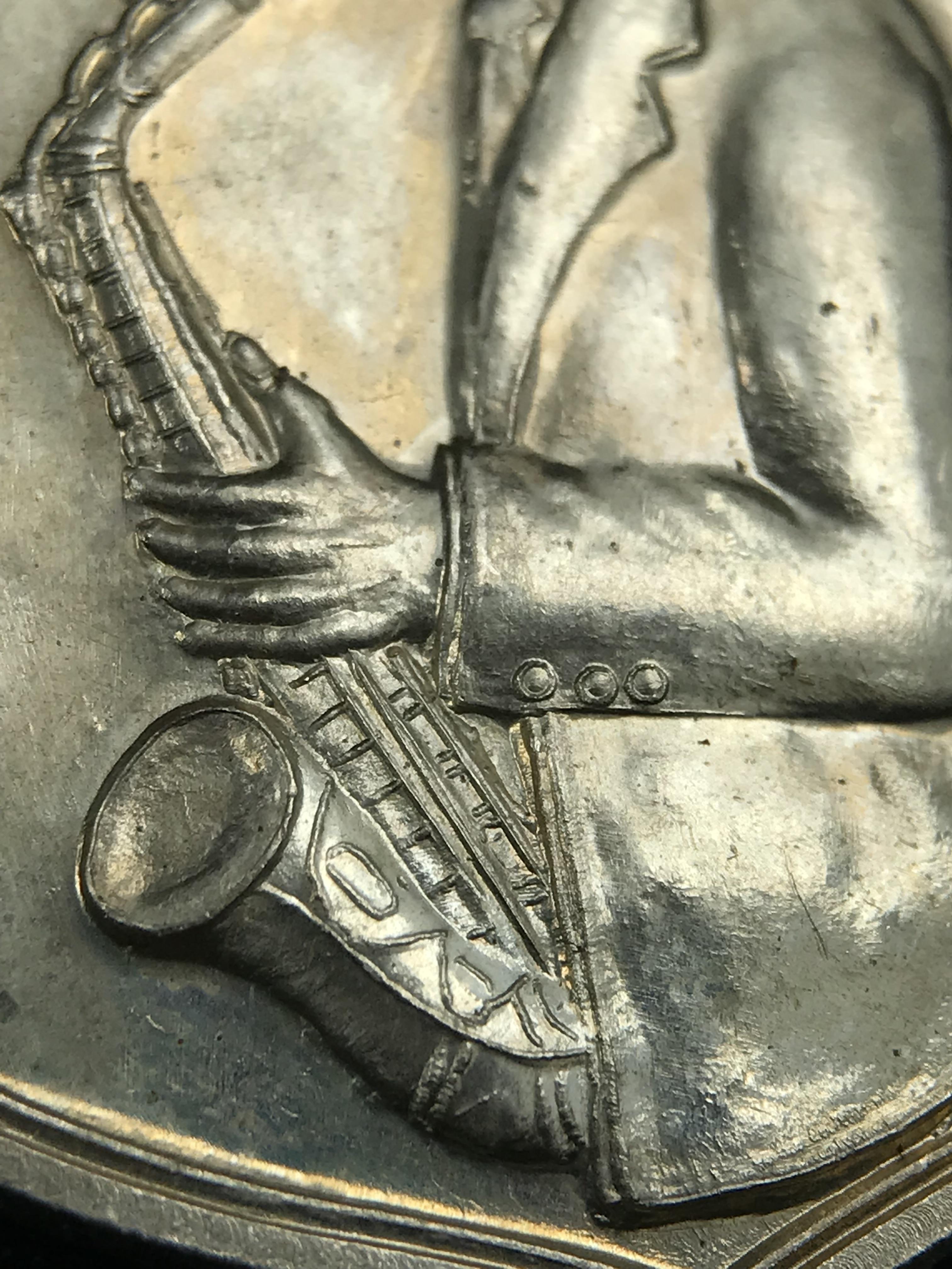 เหรียญครอบครูช่างหลวง(ในหลวงทรงดนตรี) เนื้ออัลปาก้า ปี 2550(หายาก)สุดยอดแห่งความหายากมีหมุนเวียนให้เห็นน้อยมากเป็นอีกหนึ่งรุ่นยอดนิยมของเสด็จพ่อร.9เหรียญนี้สวยมากผิวน้ำทองทั่วทั้งเหรียญ