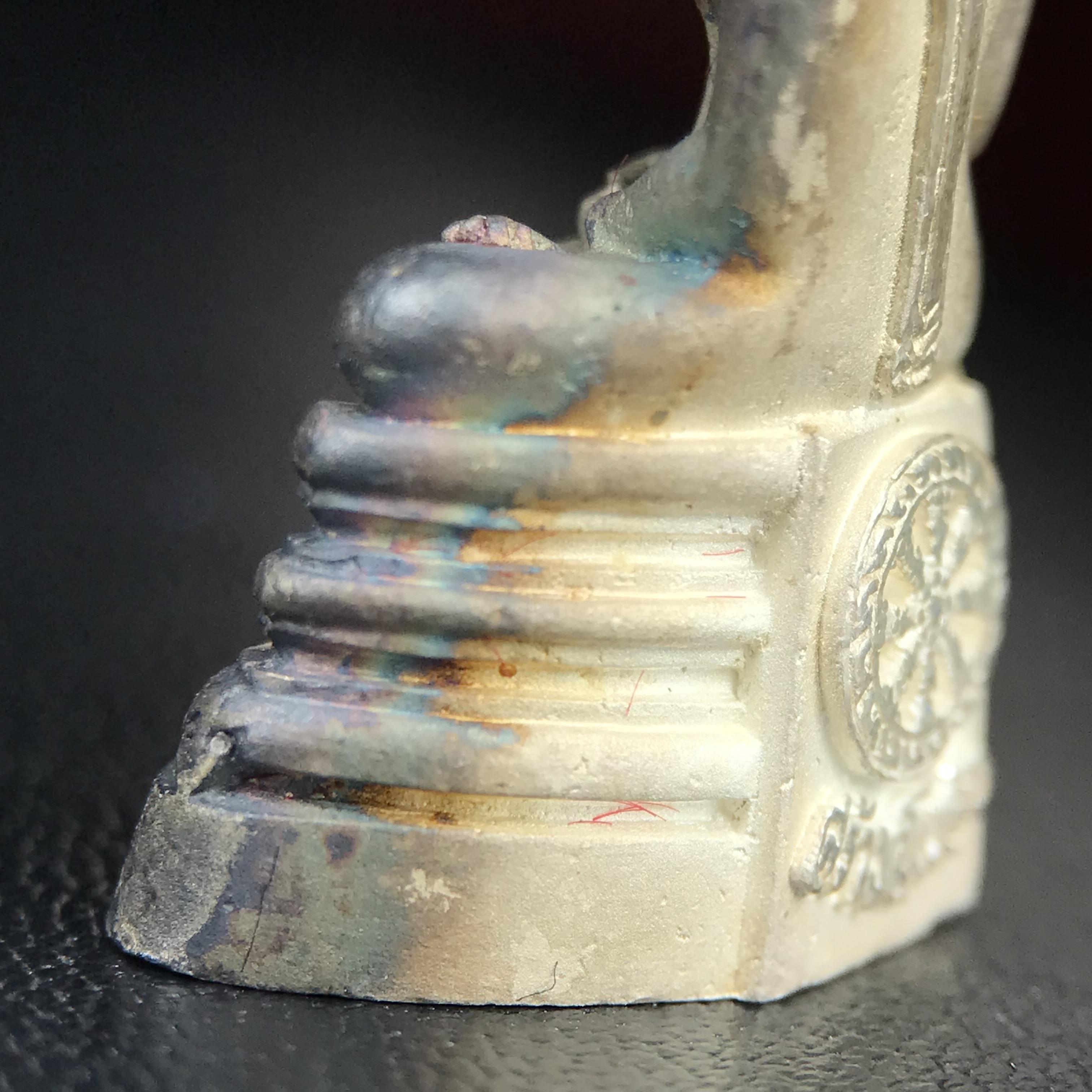 พระพุทธโสธร(หลวงพ่อโสธร) รุ่นสร้างอุโบสถ ปี2539 เนื้อเงินทรายนวลขัดเงาบางส่วน ลอยองค์พิมพ์ใหญ่ สภาพสวยกล่องบรรจุเดิมครบสมบูรณ์(งานแพรนด้า จิวเวลรี่)สวยงดงาม(เนื้อเงินผิวเดิมรุ้งสวยสวย องค์หมายเลขสวย ๒๒๒๒๕)