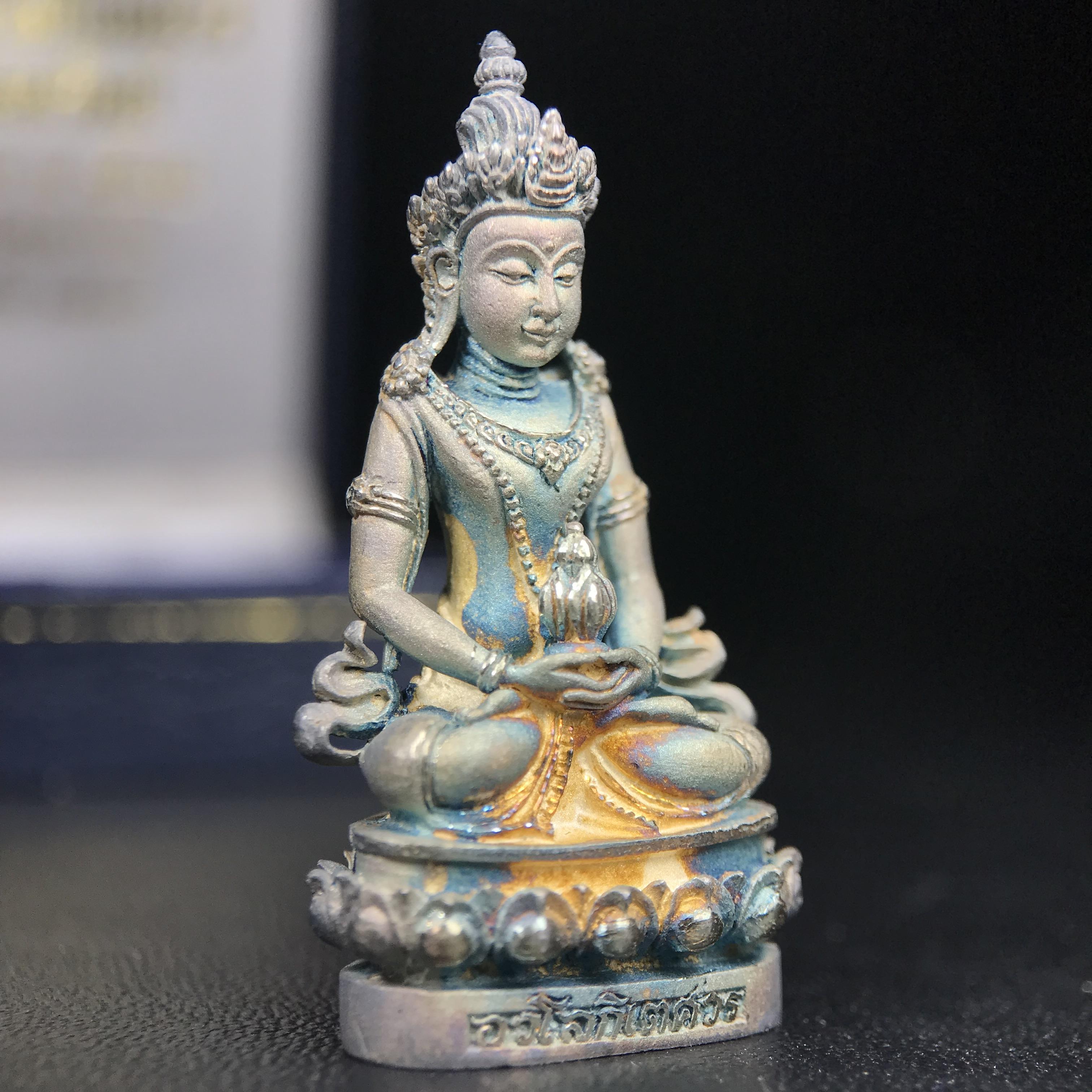 พระกริ่งอวโลกิเตศวร ( เจ้าแม่กวนอิม ) วัดโพธิ์แมนคุณาราม รุ่นอุดมโภคทรัพย์ ปี 2539 เนื้อเงินพ่นทราย(ผิวเดิม ขึ้นสีรุ้งธรรมชาติ แบบนิยม เสน่ห์ของพระเนื้อเงิน)(พร้อมกล่องบรรจุเดิม)(อีกหนึ่งรุ่นยอดนิยม พุทธศิลป์สวยงดงาม)หายาก 1 ใน 5000 องค์*องค์หมายเลข ๒๑๖๒*