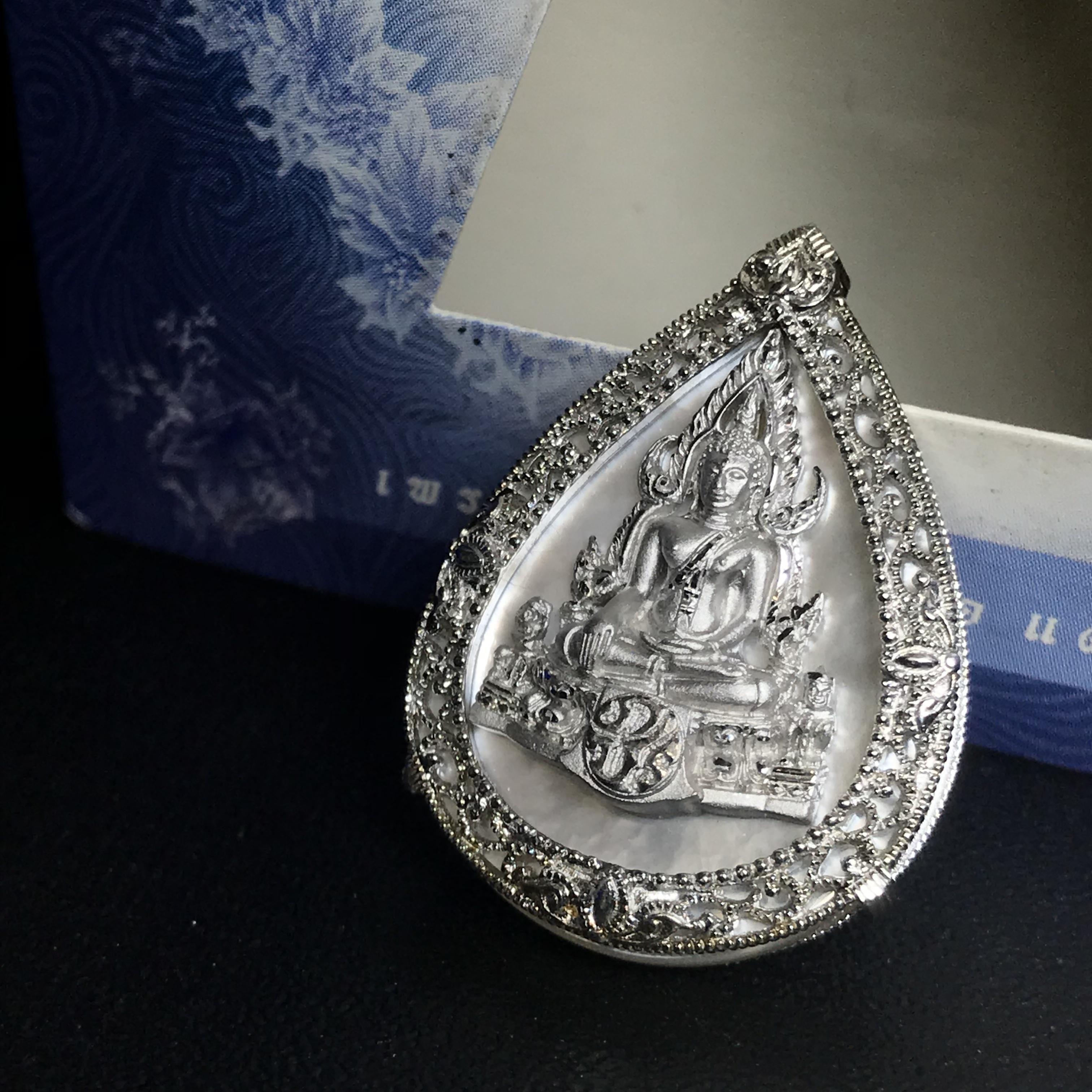 เหรียญพระพุทธชินราช ภปร. รูปหยดน้ำ โครงการ เพราะแผ่นดินนี้คือแผ่นดินเกิด เนื้อเงินชุบทองคำขาวปี2551 (ขนาด 21 x 29 มม.) (สวยงามหายาก)1ใน5000องค์