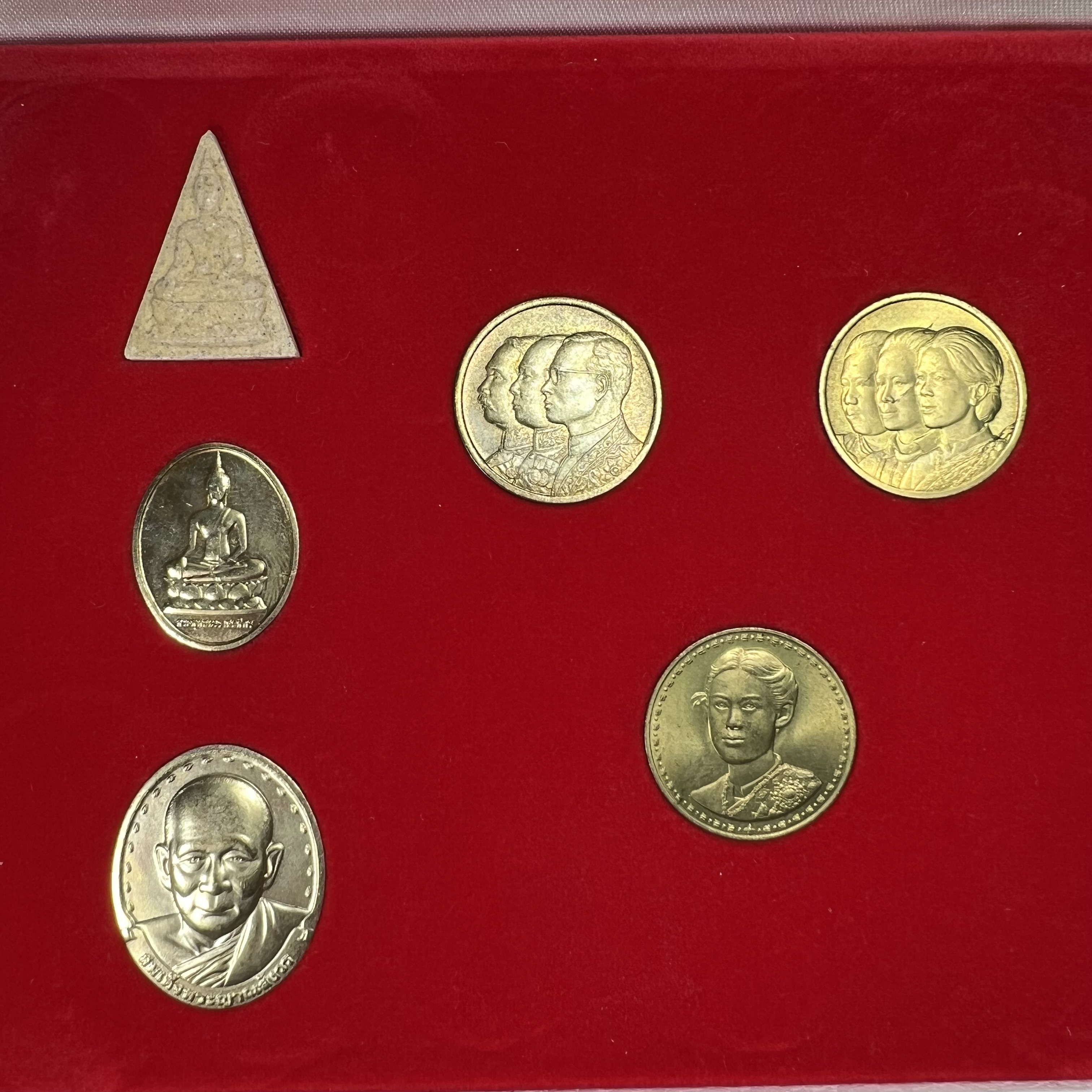 ชุดที่ระลึกครบ 72 ปี โรงพยาบาลจุฬาลงกรณ์ สภากาชาดไทย 30 พฤษภาคม พ.ศ.2529(ในหลวงรัชกาลที่9เสด็จในพิธี)พระดี พิธีใหญ่ มวลสารเส้นเกศาในหลวงรัชกาลที่ 9 ประกอบพิธีพุทธาภิเษกพร้อมกับพิธีพระกริ่งปวเรศ ปี2530 วัดบวรนิเวศและวัดพระแก้ว