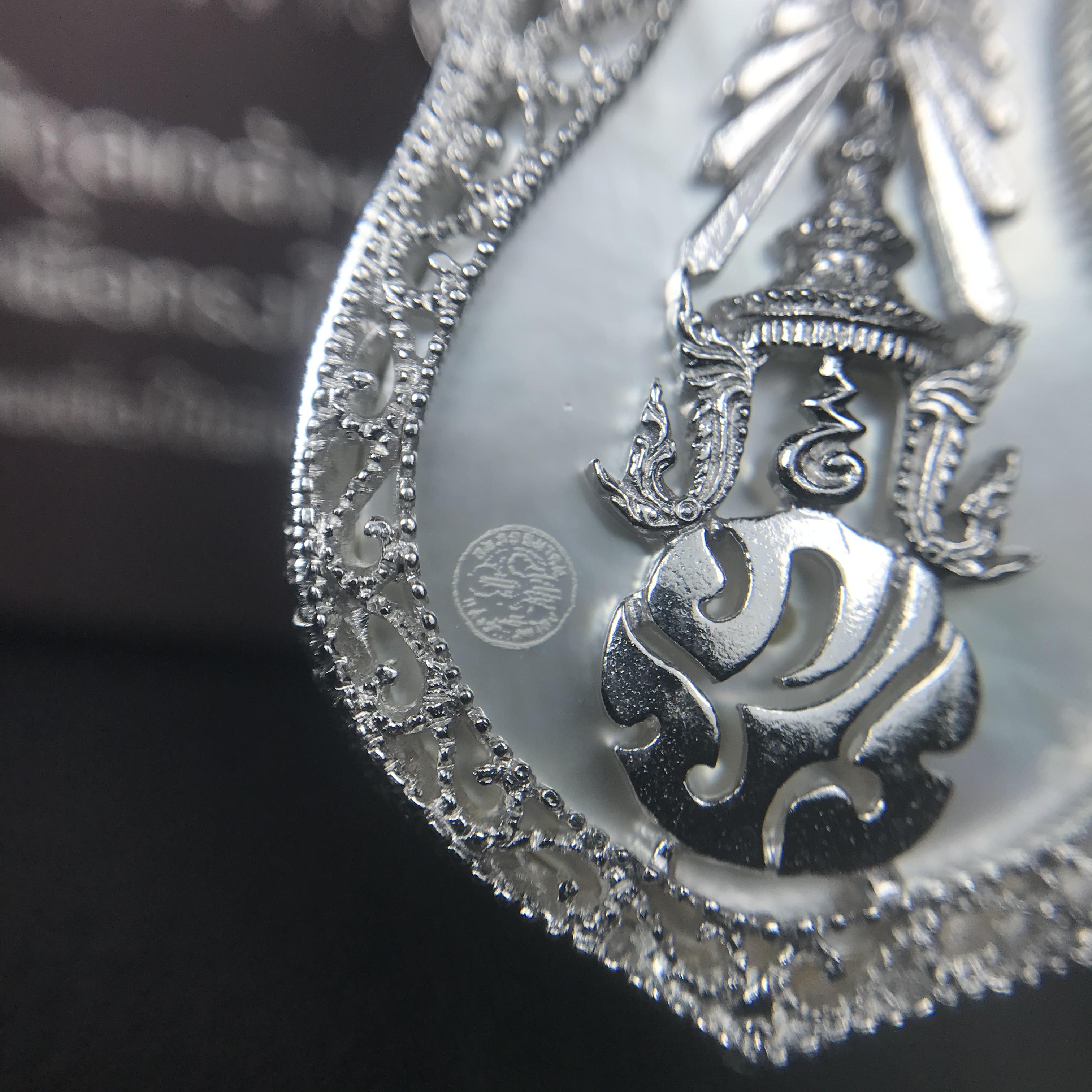 พระพุทธชินราช ภปร. โครงการ "เพราะแผ่นดินนี้ คือ แผ่นดินเกิด" ปี2548(รุ่นแรก) เหรียญทรงเสมา ขนาด 21 x 29 มม.เนื้อเงินสามกษัตริย์ องค์พระชุบสามกษัตริย์ ล้อมด้วยกรอบเงินชุบทองคำขาวสลักเสลาเป็นลวดลายละเอียดอ่อน ส่วนพื้นองค์พระเป็นเปลือกหอยมุขงดงาม