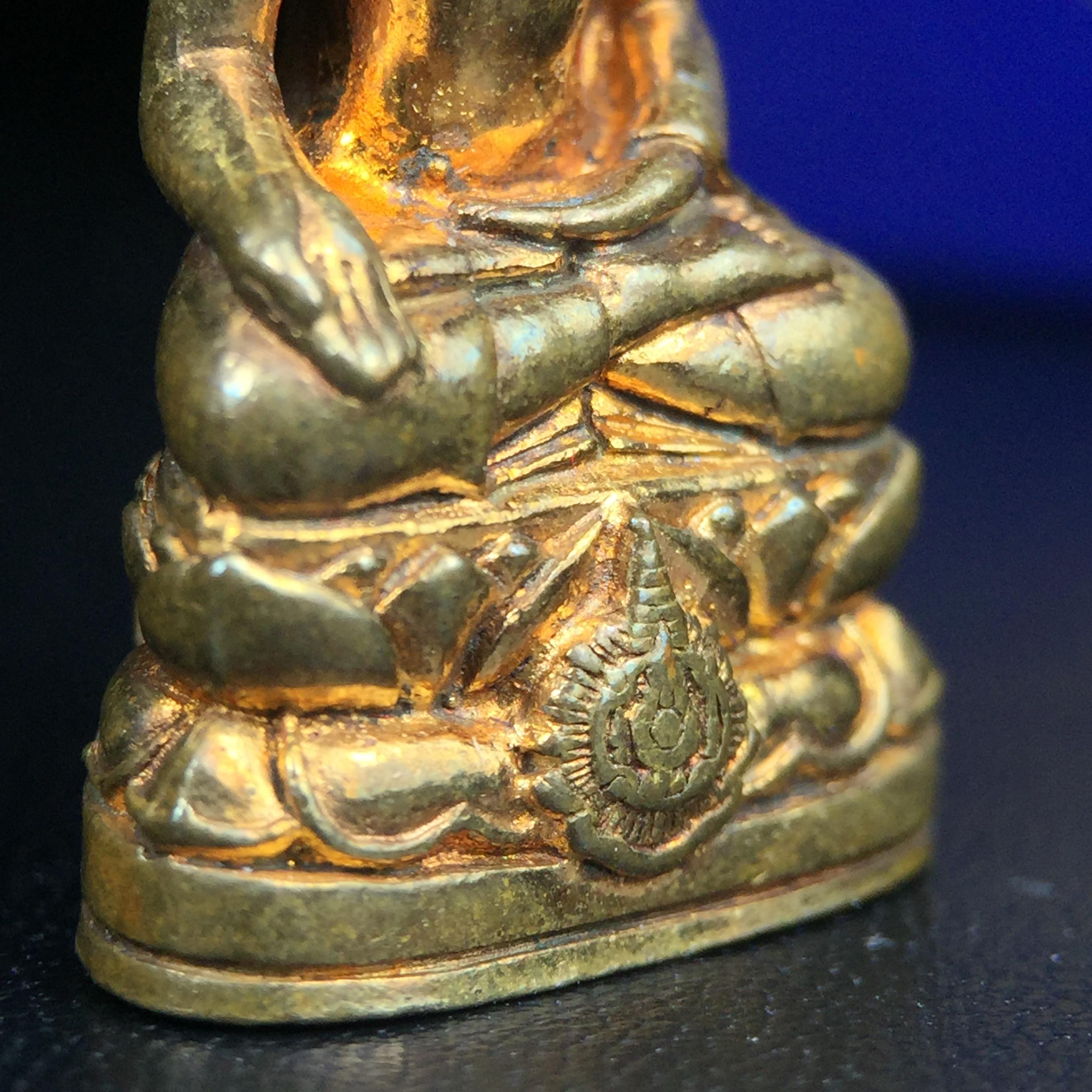 พระกริ่งไพรีพินาศ เฉลิมพระเกียรติ พระบาทสมเด็จพระเจ้าอยู่หัวรัชกาลที่9 พระชนมพรรษา 6 รอบ ปี2542เนื้อสัมฤทธิ์(บรรจุเหล็กไหล)ดีนอก-ดีใน(องค์นี้เป็นเนื้อสัมฤทธิ์ พิเศษกรรมการ ตอก 2 โค๊ต หมายเลข ๒๑๐๓)หายาก