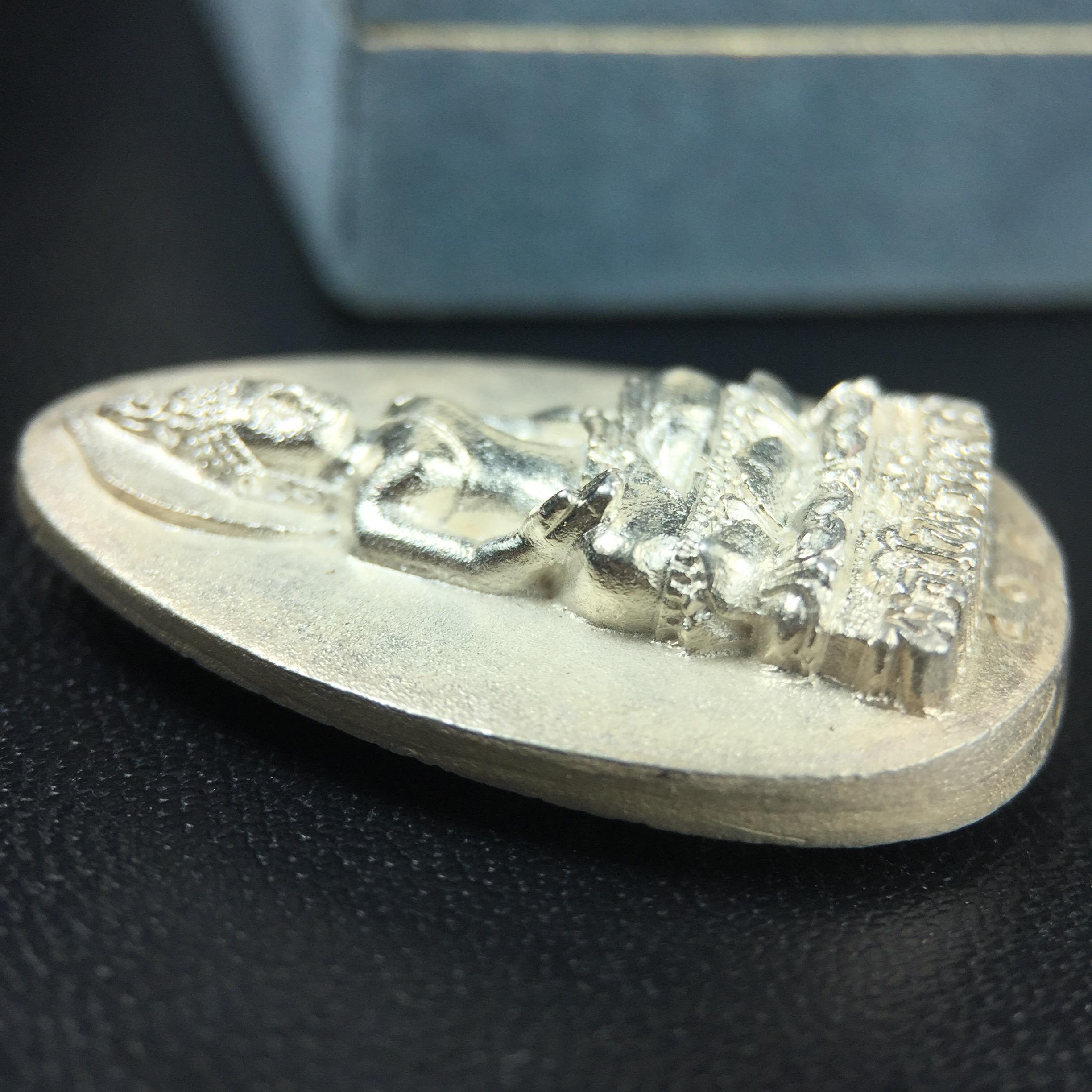 เหรียญพระไพรีพินาศตราสัญลักษณ์ หลัง สก มหามงคลเฉลิมพระชนมพรรษา 5 รอบ ครบ 60 พรรษาพระราชินีในหลวงรัชกาลที่ 9 ปี 2535 วัดบวรนิเวศวิหาร เนื้อเงิน(หมายเลข ๔๐๕)(เลขสวยผลรวมได้เลข 9 มหามงคลเจริญก้าวหน้าในทุกด้าน )พร้อมกล่องบรรจุเดิมสวยครบ(เนื้อเงินรุ่นนี้หายาก)