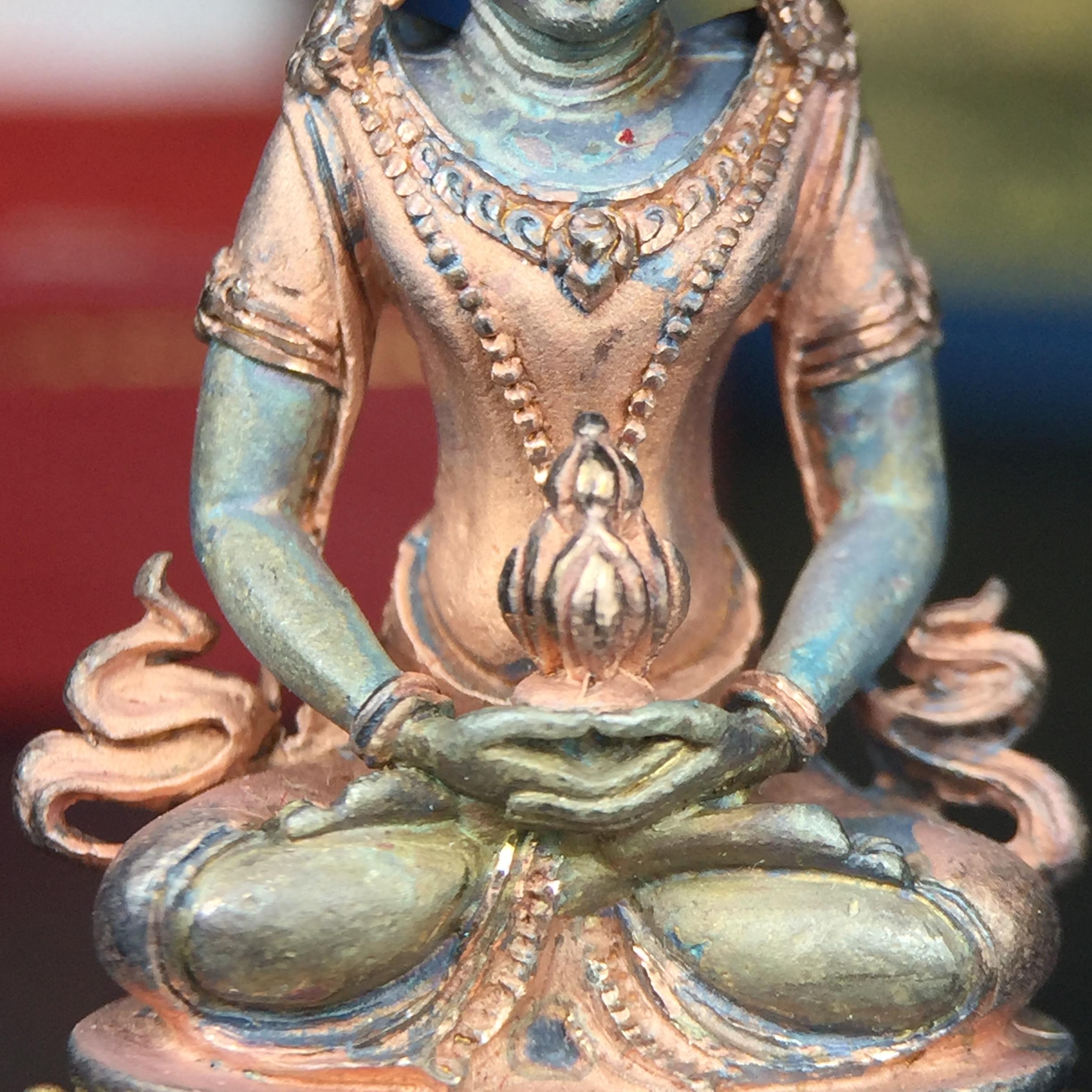 พระกริ่งอวโลกิเตศวร ( เจ้าแม่กวนอิม ) วัดโพธิ์แมนคุณาราม รุ่นอุดมโภคทรัพย์ พ.ศ.2539 เนื้อเงิน 3 กษัตริย์ พ่นทราย(ผิวเดิม ขึ้นสีรุ้งธรรมชาติ แบบนิยม เสน่ห์ของพระเนื้อเงิน) (พร้อมกล่องบรรจุการ์ดใบรับรองเดิมครบ) (อีกหนึ่งรุ่นยอดนิยม พุทธศิลป์สวยงดงาม)