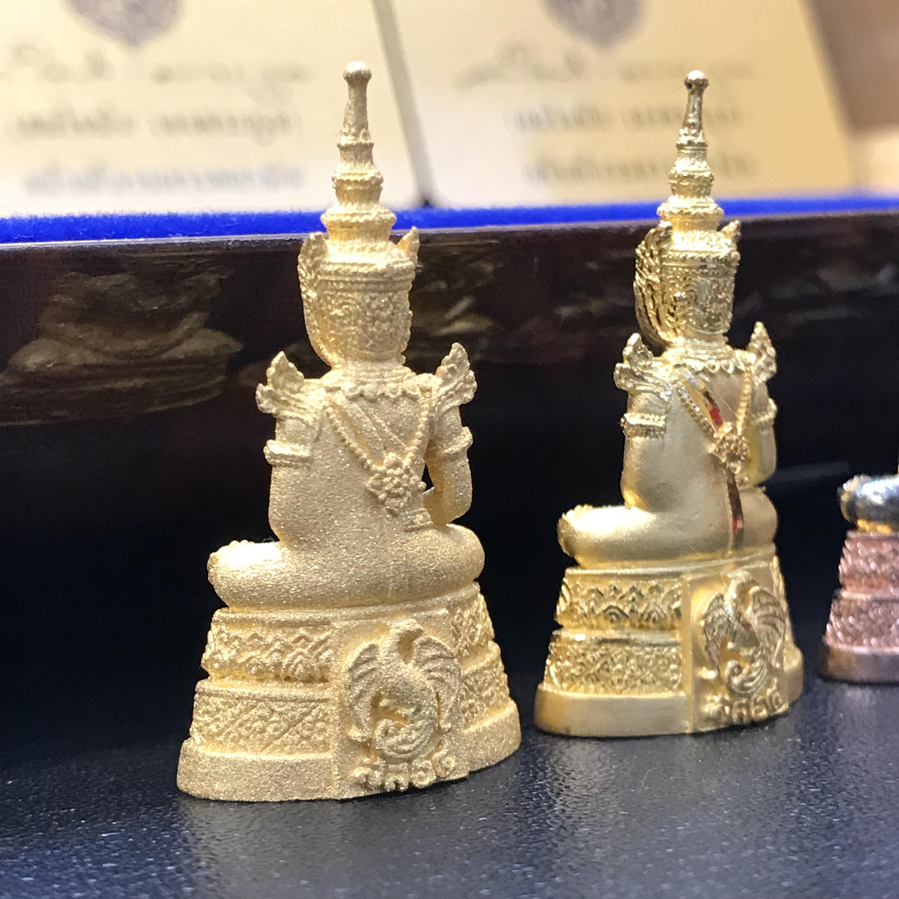 พระแก้วมรกต กรมสรรพสามิตจัดสร้างขึ้นเนื่องในโอกาสครบรอบ 64 ปีของกรมสรรพสามิต และเนื่องในวโรกาสที่พระบาทสมเด็จพระเจ้าอยู่หัวทรงครองราชย์ครบ 50 ปีในปีกาญจนาภิเษก เมื่อ พ.ศ.2539 ชุดทองคำ(1ใน2000ชุด)