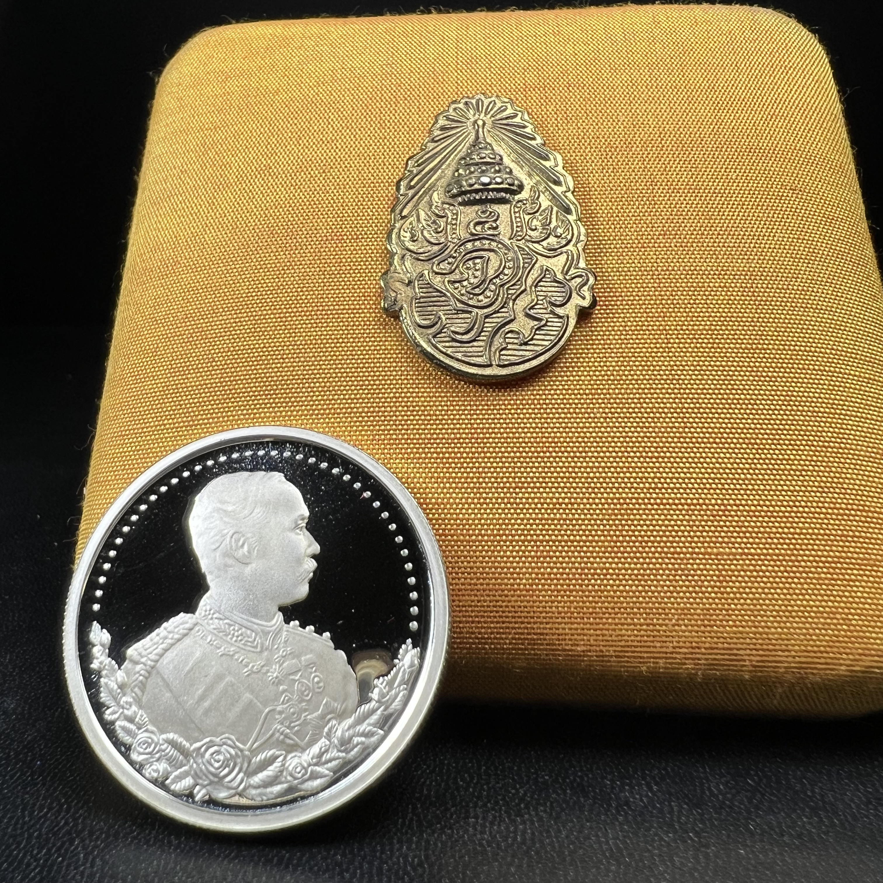 เหรียญรัชกาลที่ 5 หลัง 12 นักษัตริย์ รุ่นมหาลาภ ปี 2539 เนื้อเงินขัดเงา บล็อกนอก(เพิร์ธ)ออสเตรเรีย ขนาด 3.2 ซ.ม. กล่องบรรจุเดิมครบสมบูรณ์สวยงาม พิธีพุทธาภิเษก ณ.พระอุโบสถ วัดพระแก้ว สมเด็จพระญาณสังวร สมเด็จพระสังฆราช เป็นประธานพิธี