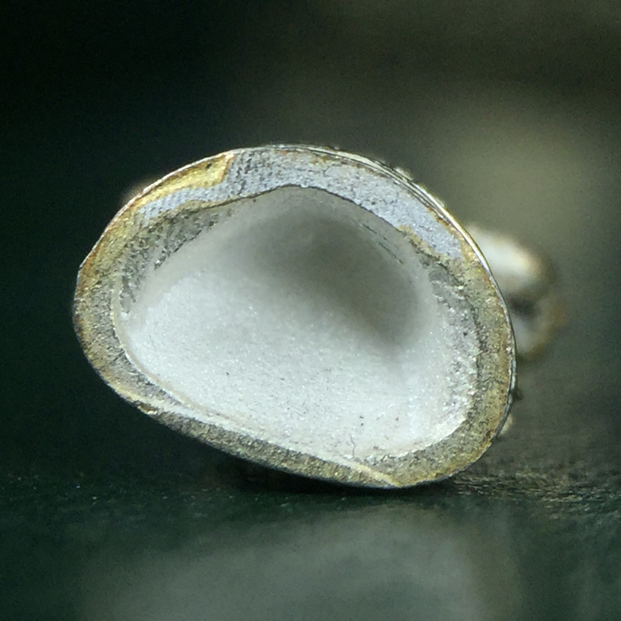 พระพิฆเนศ เทวสถานโบสถ์พราหมณ์ ปี 2539 รูปหล่อลอยองค์เนื้อเงิน 99.9% (พ่นทรายขัดเงาบางส่วน) พิมพ์เล็ก(ขนาดประมาณ 1.3 * 0.8 ซม.) พร้อมกล่องบรรจุเดิมครบ ผลิตโดย บ.แพรนด้า จิวเวลรี่(สภาพสวยเดิม พิธีใหญ่ พุทธศิลป์งดงาม)