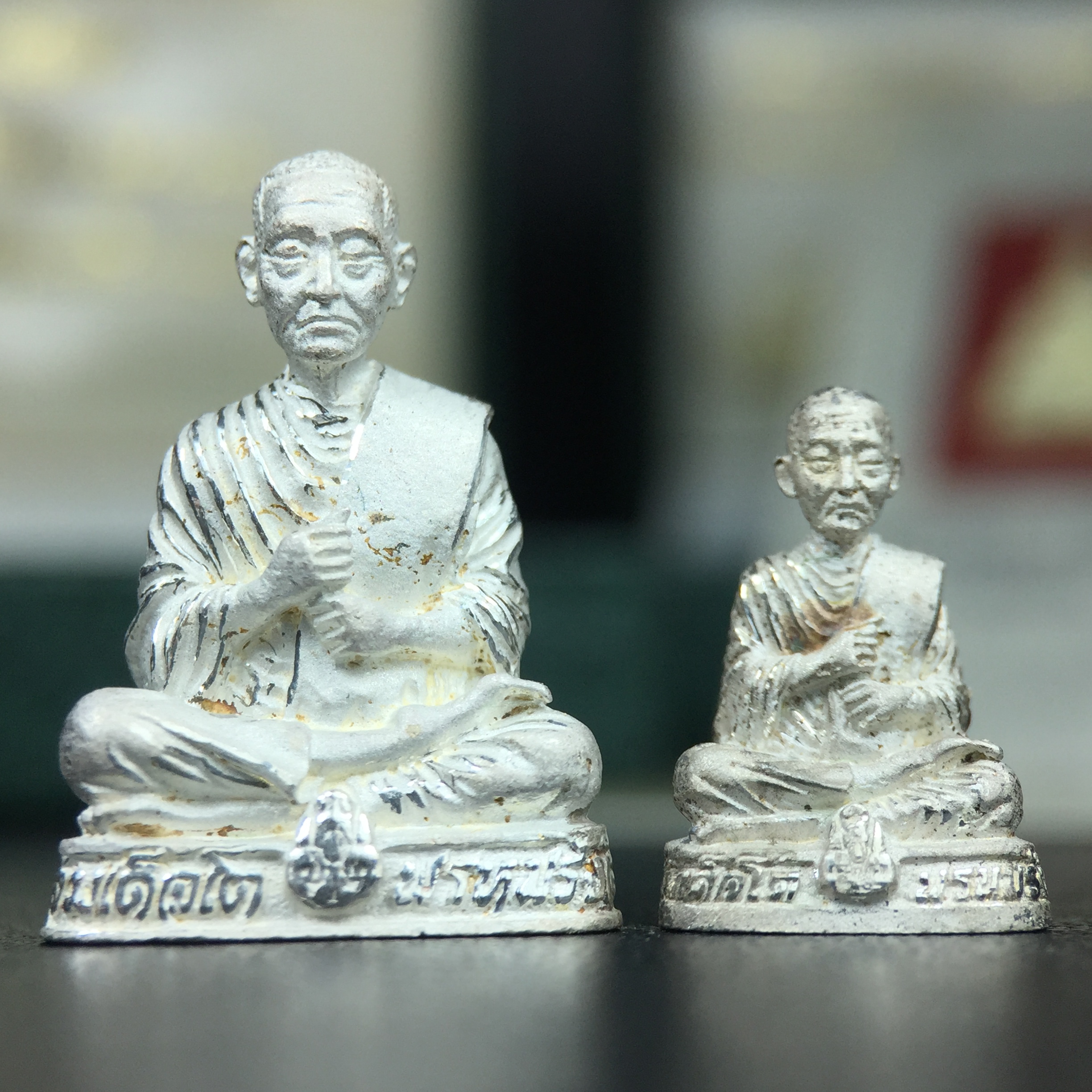 รูปเหมือนลอยองค์ สมเด็จพระพุฒาจารย์ (โต พรหมรังสี)เนื้อเงินบริสุทธิ์ 99.9% แบบทรายนวลขัดเงาบางส่วน (พิมพ์ใหญ่+พิมพ์เล็ก) วัดใหม่อมตรส บางขุนพรหม ปี2540 รุ่นกาญจนาภิเษก จัดสร้างในวโรกาสที่รัชกาลที่ 9 ทรงครองสิริราชสมบัติ ครบ 50ปี พร้อมกล่องใบรับรองเดิมครบ