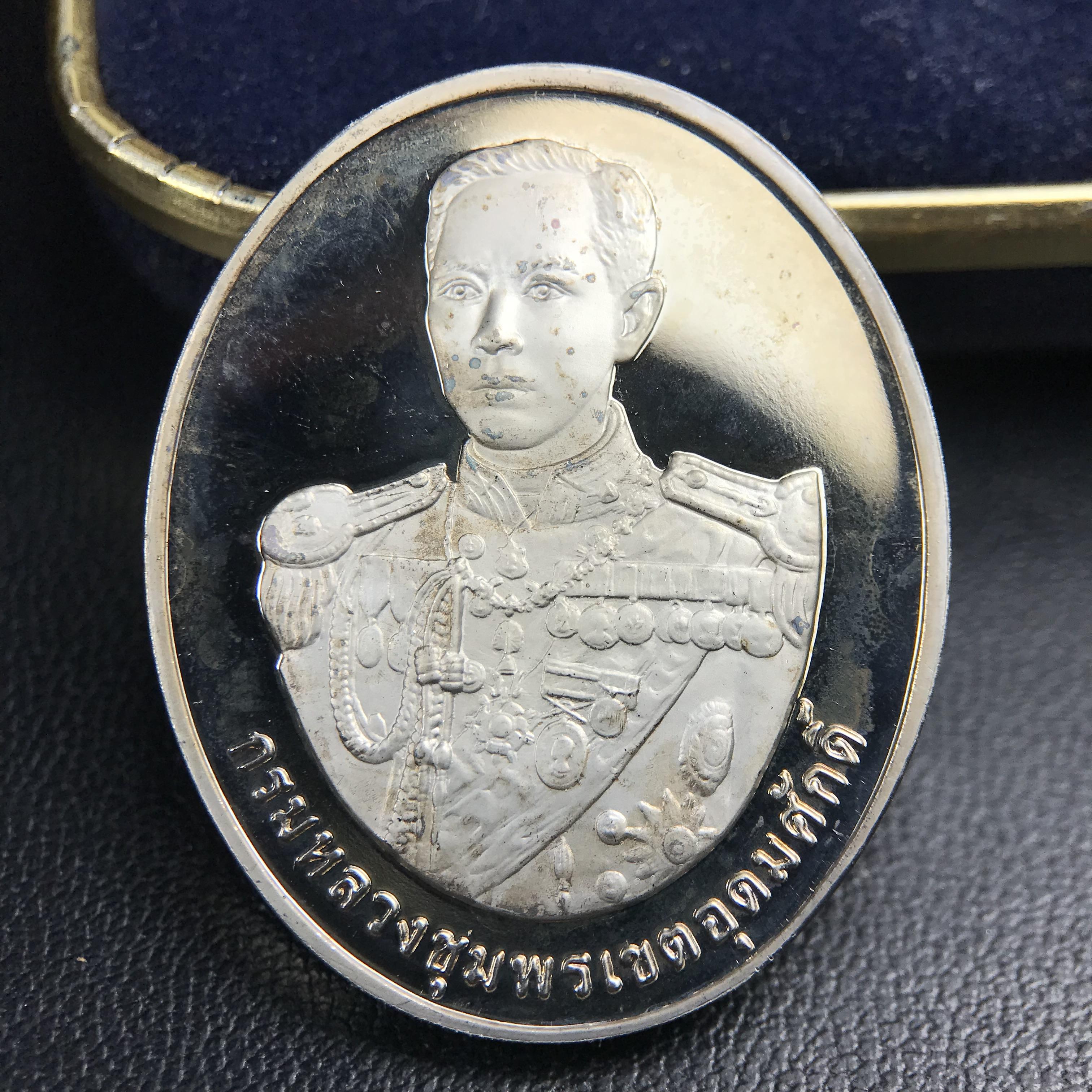 เหรียญหลวงพ่อเงิน – กรมหลวงชุมพรฯ วัดบางคลาน เหรียญไข่สองหน้า เนื้อเงิน 99.99% ขัดเงา ขนาดสูง 3.1 ซม. ประกอบพิธีมหาพุทธาภิเษก ณ อุโบสวัดหิรัญญาราม(วังตะโก) บางคลาน จ.พิจิตร เมื่อวันอังคารที่ 3 มี.ค.2541( เหรียญออกโดยโรงงานกษาปณ์ เพิร์ธ ประเทศออสเตรเลีย )