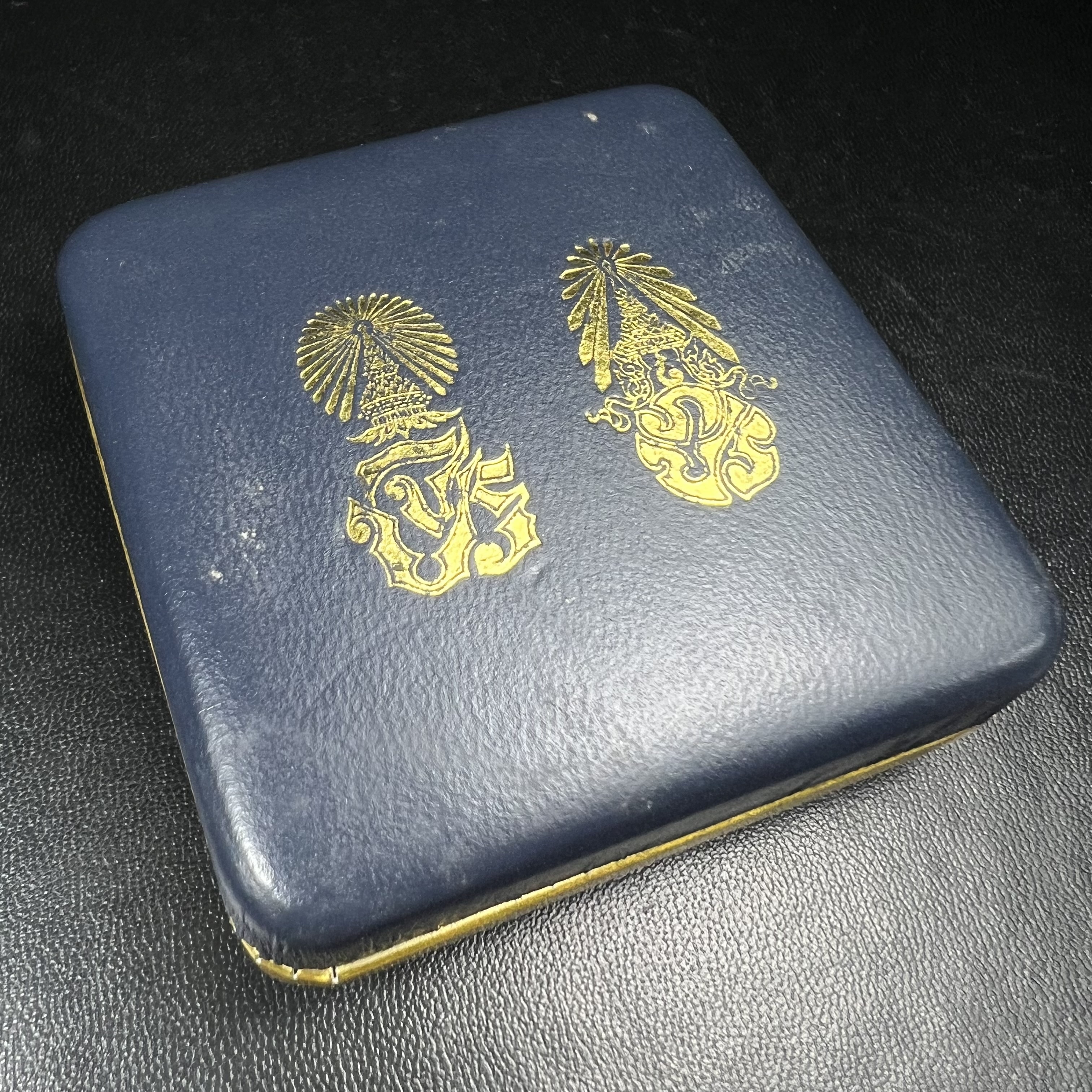 พระกริ่งพระพุทธนรสีห์ จปร.+ภปร. ครบรอบ 100 ปี ธนาคารไทยพาณิชย์ ปี 2550 พระกริ่งเนื้อเงิน(หายาก)(พุทธศิลป์งดงาม)ด้านหน้าฐานประดับด้วยตราสัญลักษณ์ "จปร" และ "ภปร" (องค์เนื้อเงินสร้างน้อย พบเจอน้อยหายาก)1 ใน 2500 องค์