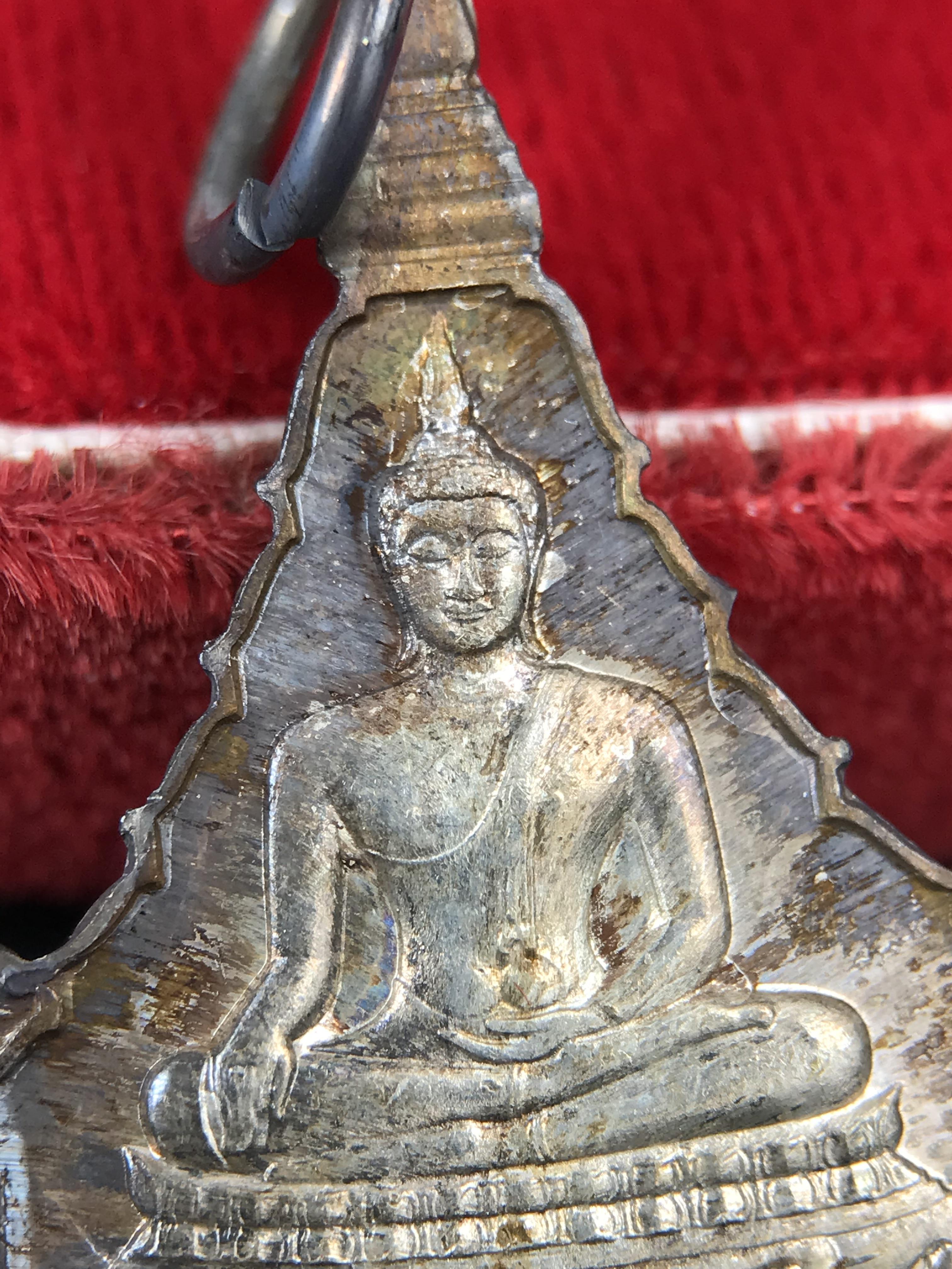 เหรียญพระพุทธญาณนเรศวร์ รุ่นแรก หลังพระปรมาภิไธย ภปร.และ สก.วัดญาณสังวราราม จ.ชลบุรี ปี 2527 เนื้อเงิน(ผิวเดิม ขึ้นรุ้งผิวน้ำทองกระจายทั่วเหรียญสวยมาก)ขนาด 2.3 x 3.8 ซม. พร้อมกล่องเดิม สมเด็จพระญาณสังวร ประธานในพิธีมหาพุทธาภิเษก(เนื้อเงินพบเจอน้อย หายาก)