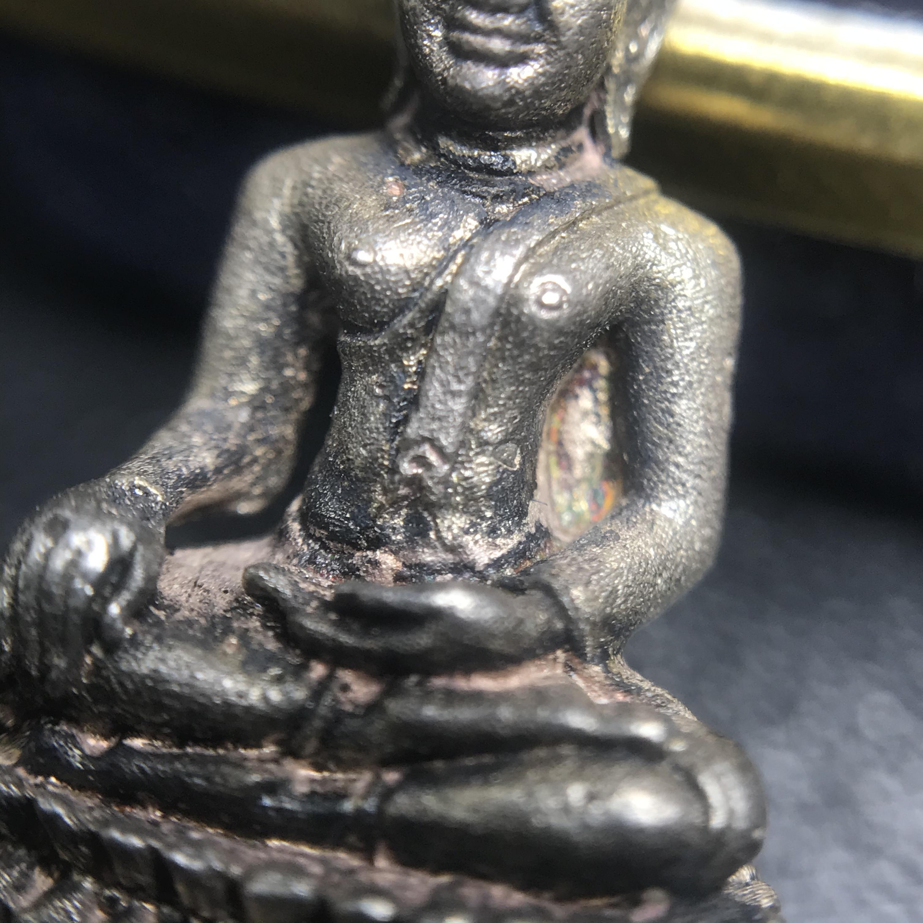 พระกริ่งพระพุทธชินสีห์ ภปร ทันโตเสฏโฐ ปี 2533 เนื้อเงิน (วัตถุมงคลหนึ่งเดียวที่บรรจุพระทนต์(ฟัน)ในหลวงรัชกาลที่9 พระราชทานให้จัดสร้าง)(1ใน1999องค์)