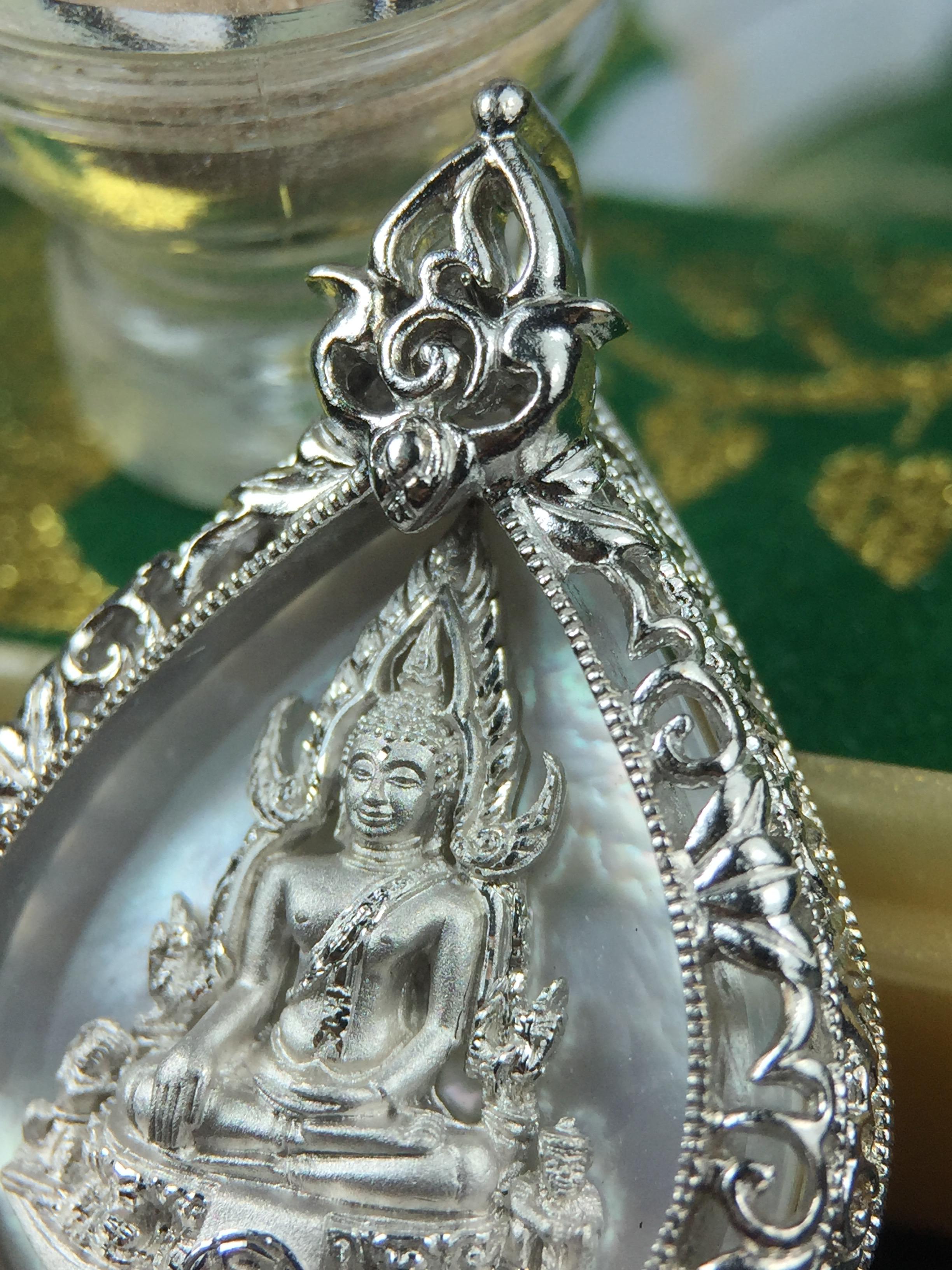 พระพุทธชินราช(จำลอง) ภปร. 84 พรรษา ทรงหยดน้ำ เนื้อเงินชุบทองคำขาว ขนาด 20*36 มม. (พระราชทานมวลสาร จิตรลดาและเส้นพระเจ้า(เส้นผม)รัชกาลที่9)พุทธศิลป์ทรงคุณค่าอีกหนึ่งรุ่นยอดนิยม งดงาม ทรงคุณค่า หายาก