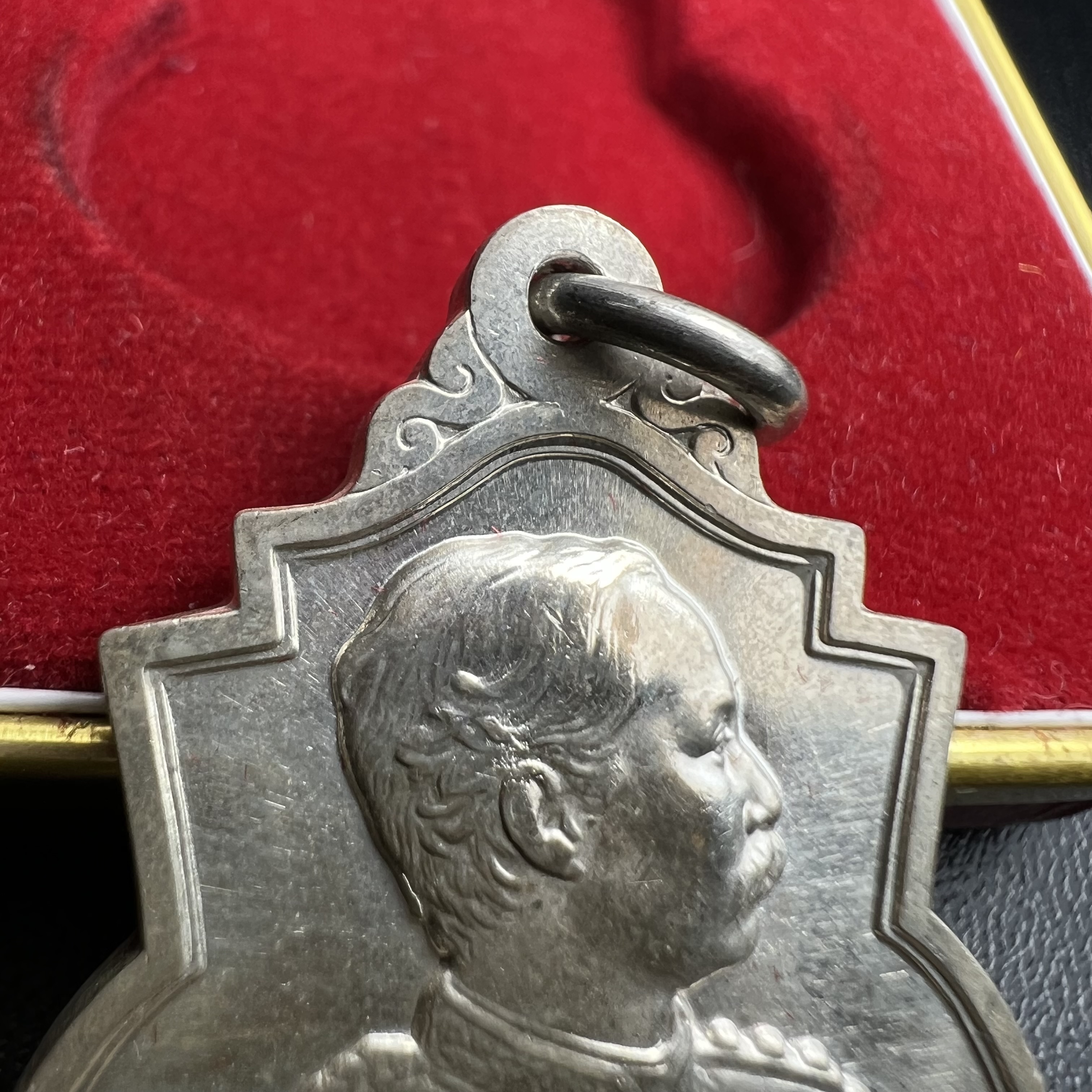 เหรียญที่ระลึกรัชกาลที่ 5 รุ่น ครบ 111 ปี โรงเรียนนายร้อยพระจุลจอมเกล้า ปี 2541 เหรียญทรงเสมาเนื้อเงิน(ขนาดสูง 3.5 ซม.) (ซีนซองเดิมกล่องเดิมครบ) ผลิตโดย กองกษาปณ์ กรมธนารักษ์ สมเด็จพระญาณสังวร สมเด็จพระสังฆราช วัดบวรนิเวศวิหาร ทรงเป็นประธาน(นิยม พิธีใหญ่)