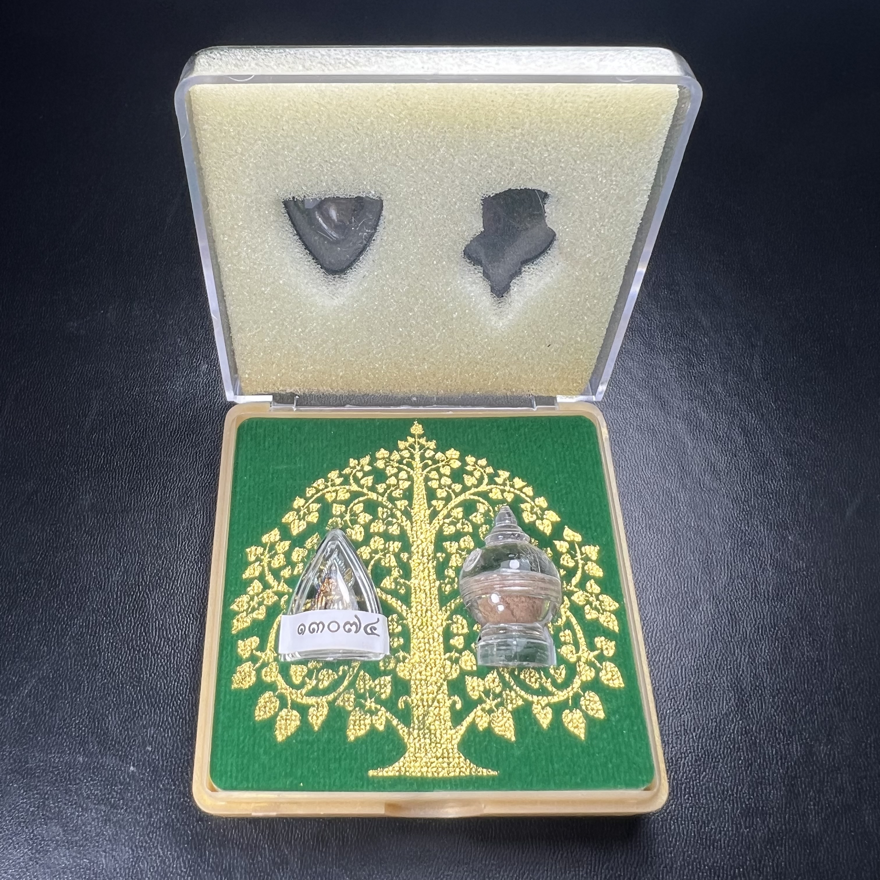 พระพุทธชินราช(จำลอง) ภปร. 84 พรรษา เนื้อเงินชุบทองคำขาว พิมพ์เล็กขนาดหน้าตัก 1/4 นิ้ว (สภาพผิวเดิมสวย ขึ้นสีรุ้งธรรมชาติ แบบนิยม)(พระราชทานมวลสาร จิตรลดาและเส้นพระเจ้า(เส้นผม))พุทธศิลป์ทรงคุณค่าอีกหนึ่งรุ่นยอดนิยม