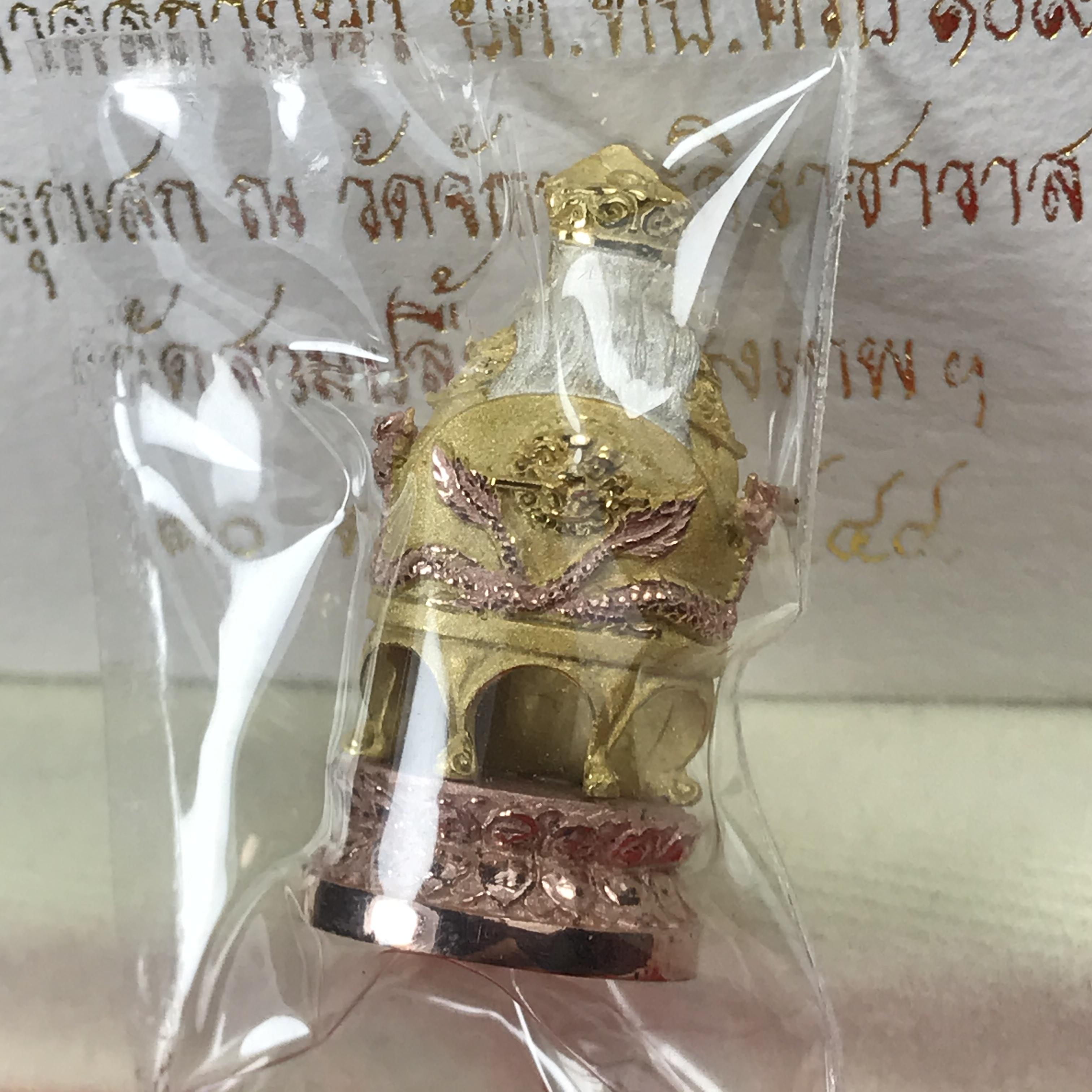 เจ้าพ่อเสือนั่งบัลลังค์ (ตั่วเหล่าเอี๊ย) เนื้อเงินสามกษัตริย์ ลอยองค์ (พิมพ์ใหญ่) รุ่น รักษ์แผ่นดิน ปี 2544 งานแพรนด้าจิวเวลรี่ สวย งดงาม (เทพศักดิ์สิทธิ์ที่คอยปกป้องอภิบาล และปราบปรามศัตรู)