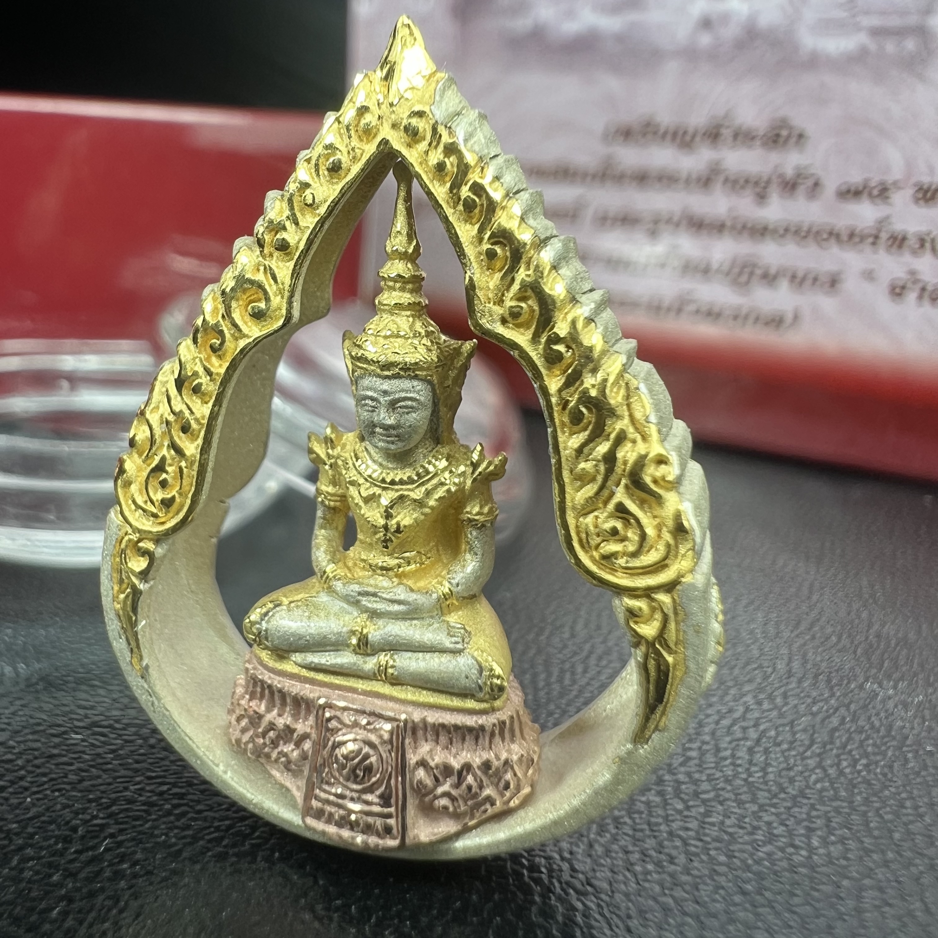 พระแก้วมรกต ภปร.(รุ่นแรก) ปี2545 รุ่นฉลองกรุงรัตนโกสินทร์ครบ 220 ปี พิมพ์ลอยองค์ทรงหยดน้ำ เนื้อเงินบริสุทธิ์ 92.5% (สามกษัตริย์) ขนาด 18*27 มม. พร้อมกล่องบรรจุเดิม สวยครบสมบูรณ์