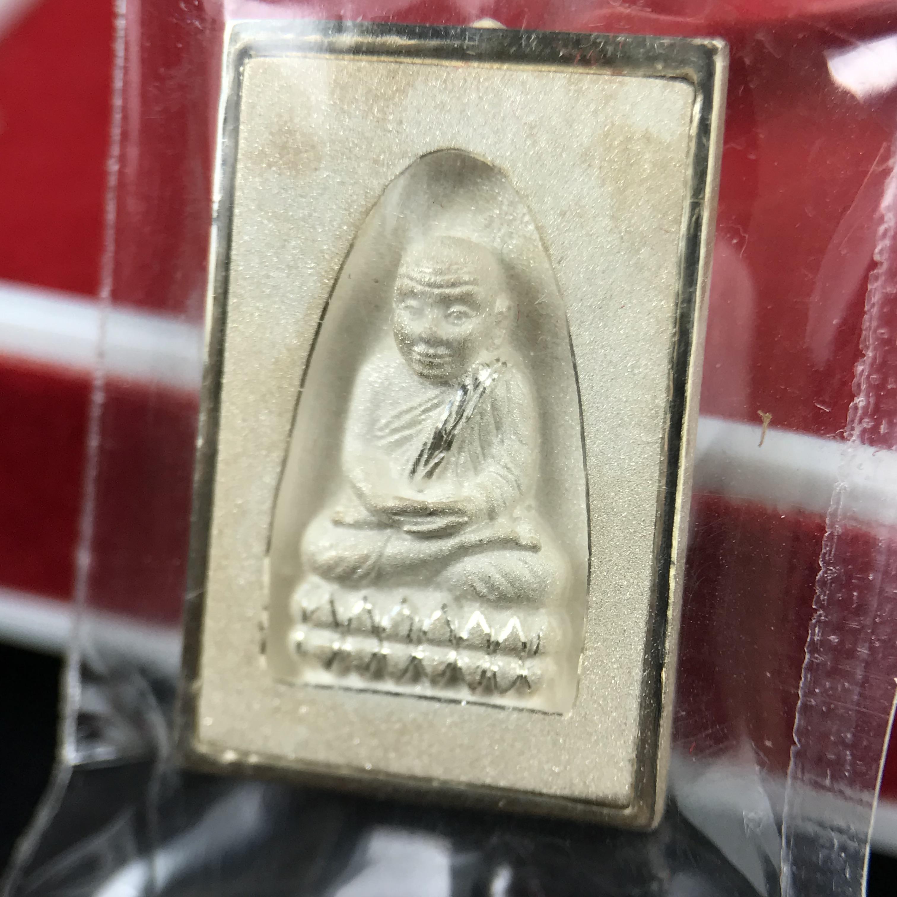 หลวงปู่ทวด รุ่นฉลองกรุงรัตนโกสินทร์ ๒๒๐ ปี วัดประสาทบุญญาวาส ปี 2545 เหรียญรูปเหมือนหลวงพ่อทวดด้านหลังพระหลวงพ่อทวดพิมพ์เตารีด เนื้อเงิน พ่นทราย ขัดเงาบางส่วน ขนาด 1.3 X 2 ซม. พุทธาภิเษกใหญ่ 3วาระ สภาพสวยซีนซองเดิมกล่องบรรจุเดิมครบสมบูรณ์(องค์หมายเลข ๙๒๑)