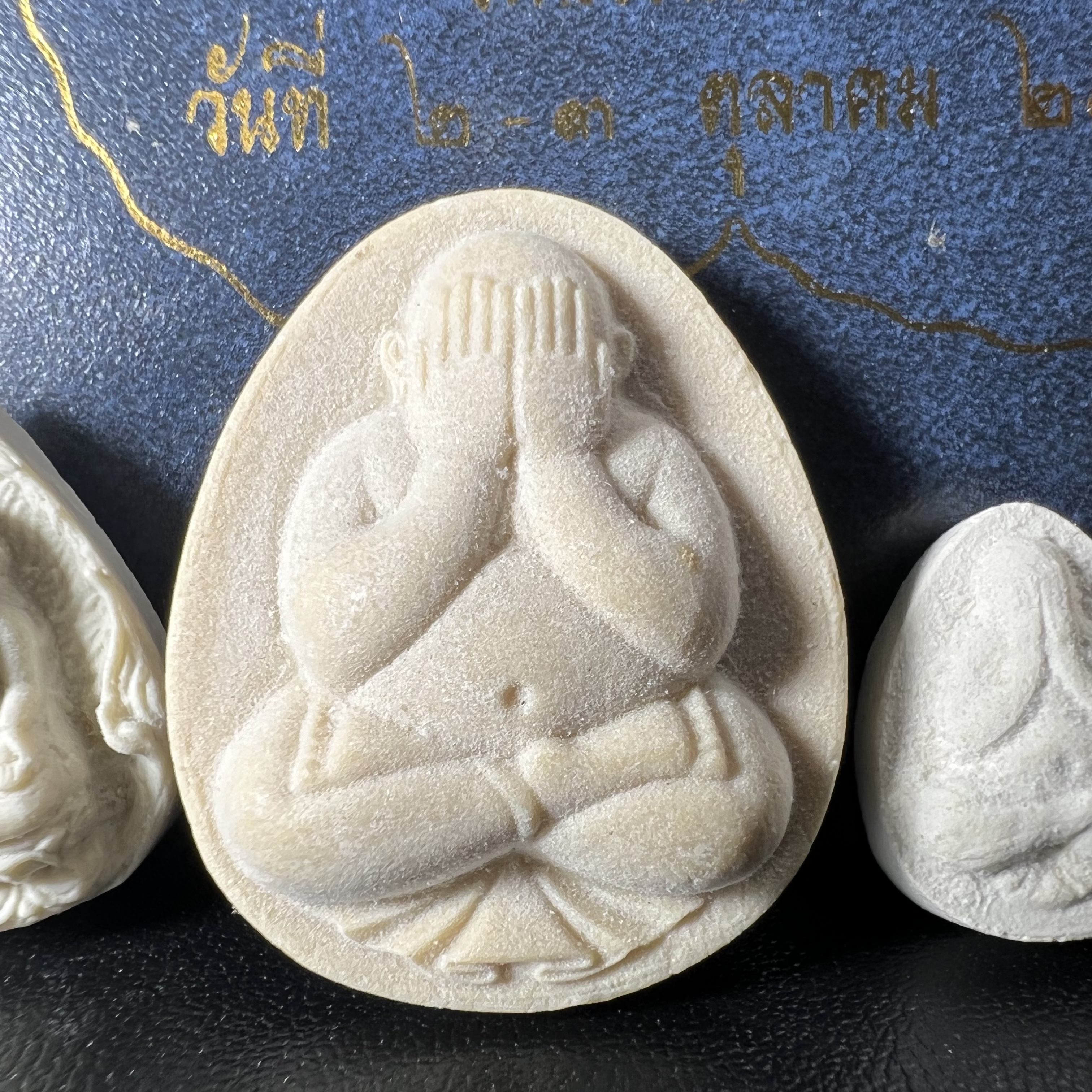 พระปิดตา รุ่นแรก ชุดกรรมการ ชุดมงคลการบำเพ็ญกุศลอายุครบ 6 รอบ(72 พรรษา) สมเด็จพระญาณสังวร วัดบวรนิเวศวิหาร วันที่ 2-3 ตุลาคม 2528 (1ชุดประกอบด้วยพระเนื้อผง 4 รายการ)ชุดกรรมการพร้อมกล่องบรรจุเดิมครบสมบูรณ์(หายาก)