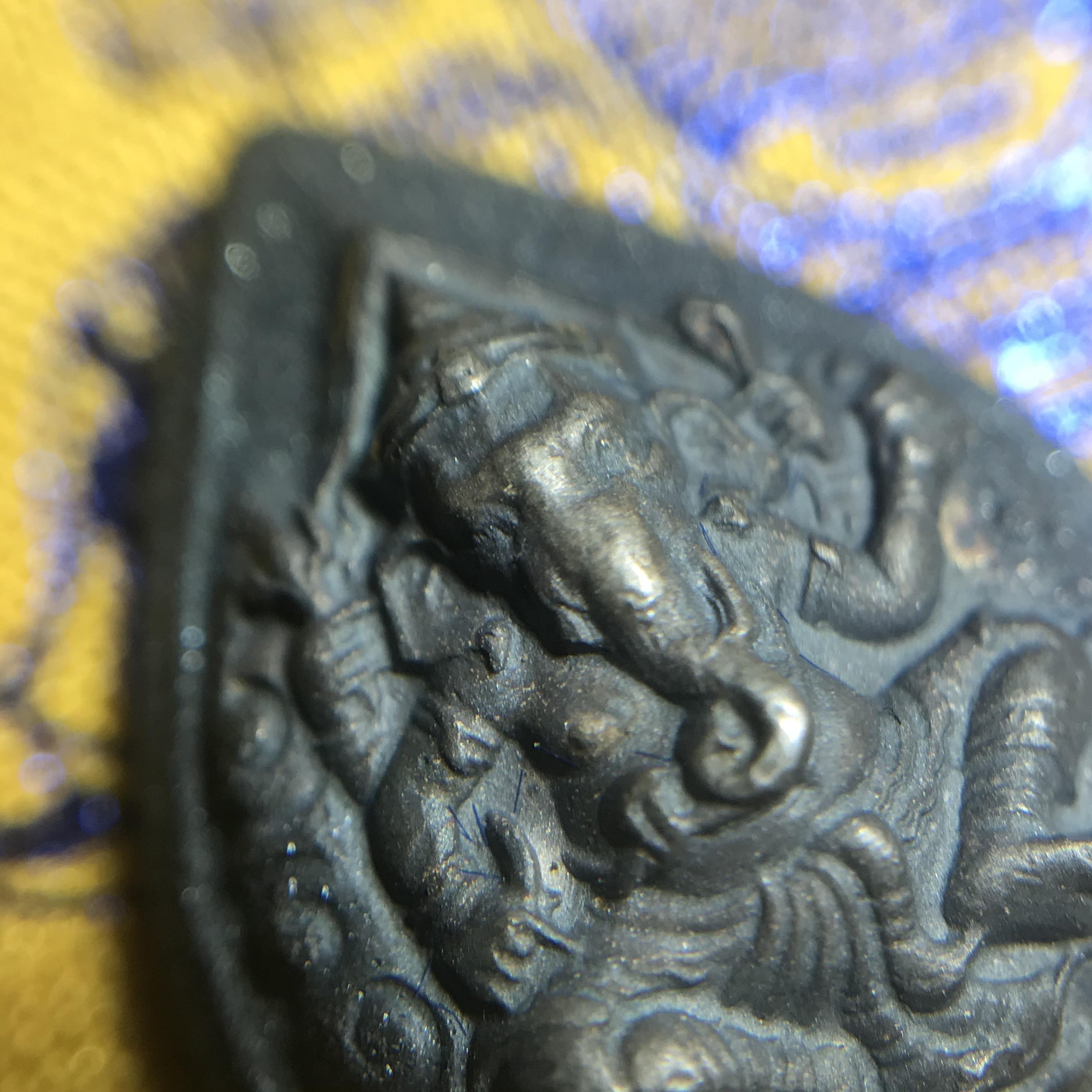 เหรียญพระพิฆเนศวร ญสส. ชุดกาญจนาภิเษกครองราชย์ 50 ปี พุทธศักราช 2538 พิมพ์เล็ก(1.9 ซม.) เนื้อเงินผิวเดิมกลับดำเข้มขลังงดงามธรรมชาติ สภาพสวยเดิมพร้อมกล่องบรรจุเดิม ตอกโค๊ดหมายเลขกำกับ(1ใน1000องค์)