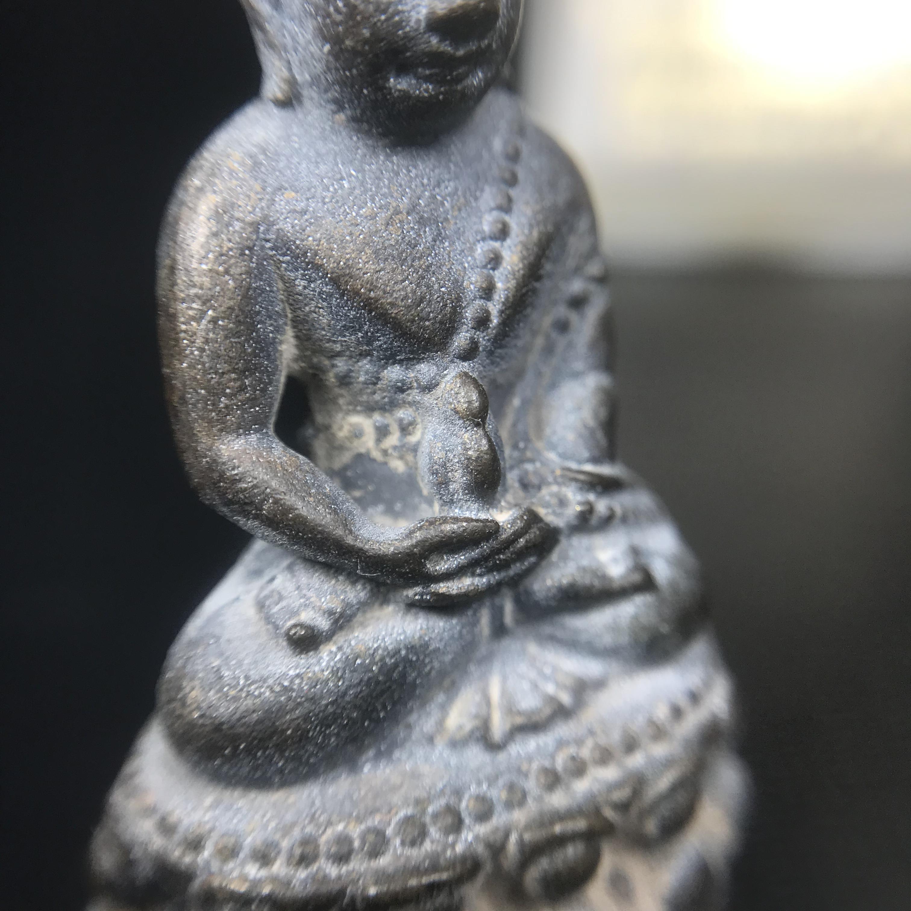 พระกริ่งชินบัญชรฉลองพระชันษา 100 ปี สมเด็จพระญาณสังวร วัดบวรนิเวศวิหาร ปี 2556 เนื้อนวโลหะผสมทองคำก้นทองแดง พิธีใหญ่ มวลสารเด่น นิยม(1 ใน 2556 องค์)