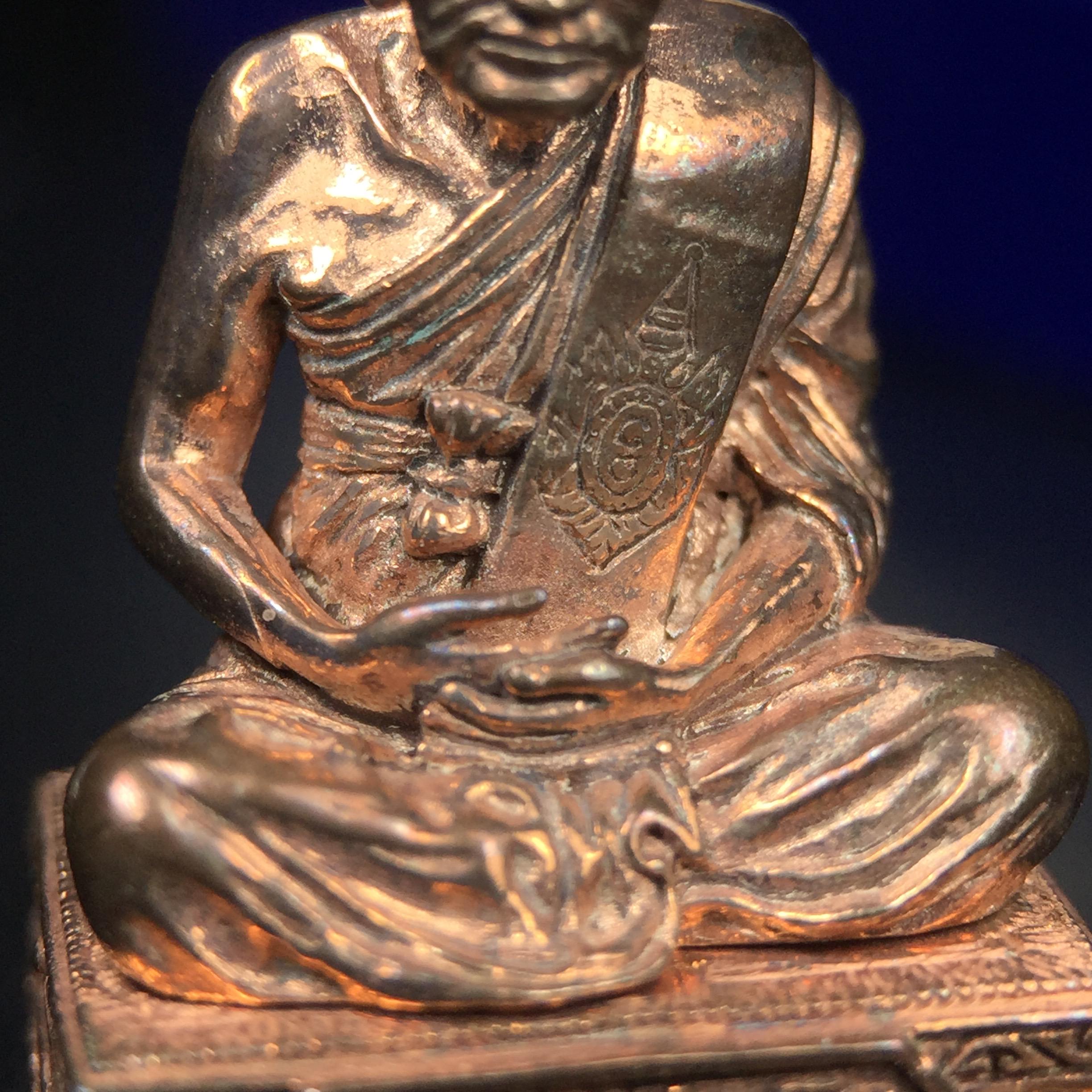 รูปหล่อหลวงพ่อเงิน วัดบางคลาน จ.พิจิตร พิมพ์หน้าเหมือนหลวงพ่อ "รุ่น 91 ปี กรมเสมียนตรา" กระทรวงกลาโหมจัดสร้างในปี 2543 พุทธาภิเษกใหญ่ 3 วัด 3พิธีวัดสุทัศน์ /วัดบางคลาน/วัดพระแก้ว เนื้อนวโลหะปัดเงา(แก่ทองคำ)พุทธศิลป์งดงามมากหายาก(ตอกโค๊ตหมาย ๖๐๘)