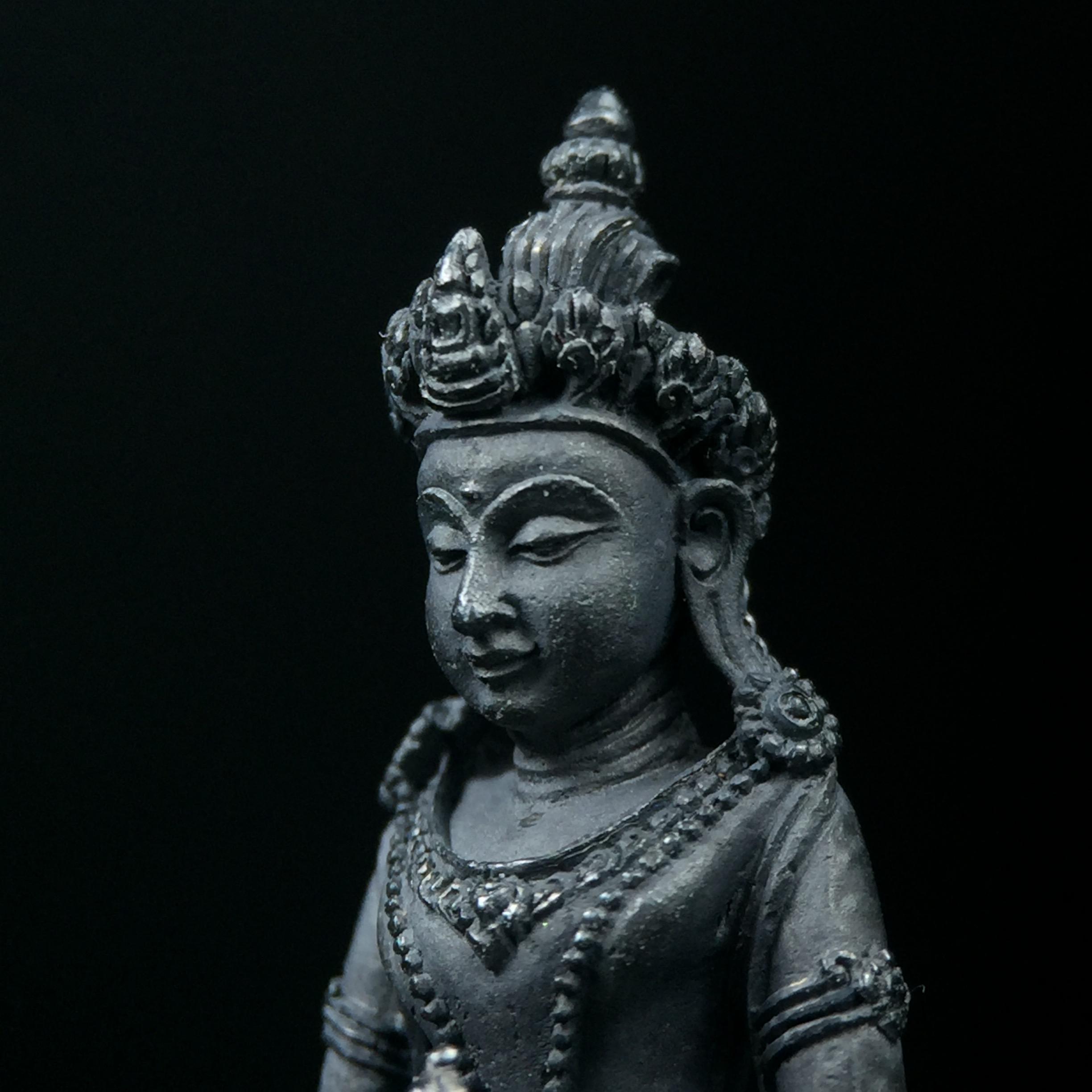 พระกริ่งอวโลกิเตศวร ( เจ้าแม่กวนอิม ) วัดโพธิ์แมนคุณาราม เนื้อเงิน พ่นทราย(ผิวเดิม กลับดำสนิทเข้มขลัง เสน่ห์ของพระเนื้อเงิน) รุ่นอุดมโภคทรัพย์ พ.ศ.2539(อีกหนึ่งรุ่นยอดนิยม พุทธศิลป์สวยงดงาม)