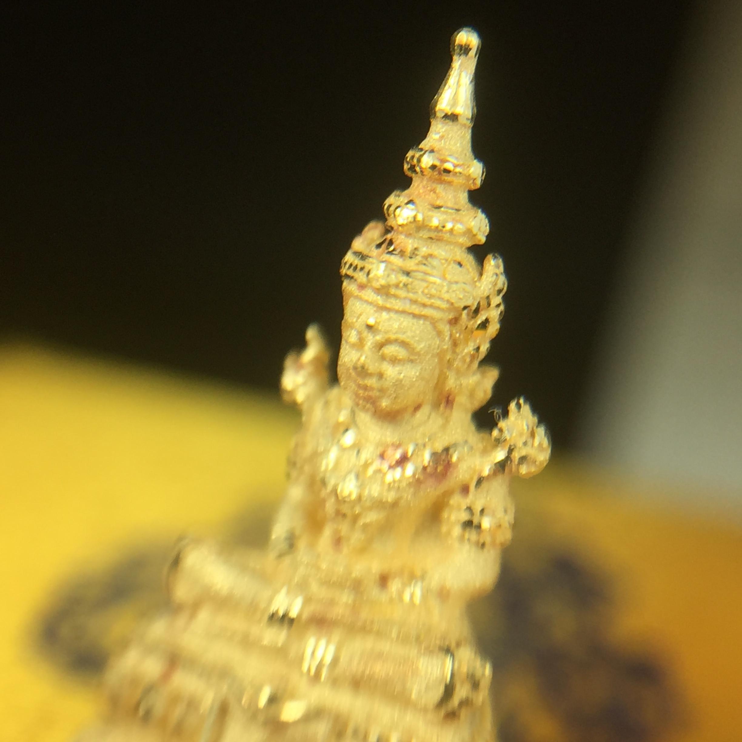 พระแก้วมรกต(จำลอง)ลอยองค์ ขนาดหน้าตัก 1/4 นิ้ว(พิมพ์เล็ก) ทรงเครื่องฤดูร้อน เนื้อทองคำ ตราสัญลักษณ์ฉลองสิริราชสมบัติครบ 60 ปี พ.ศ.2549 (สวย กล่องการ์ดใบรับรอง ครบสมบูรณ์)