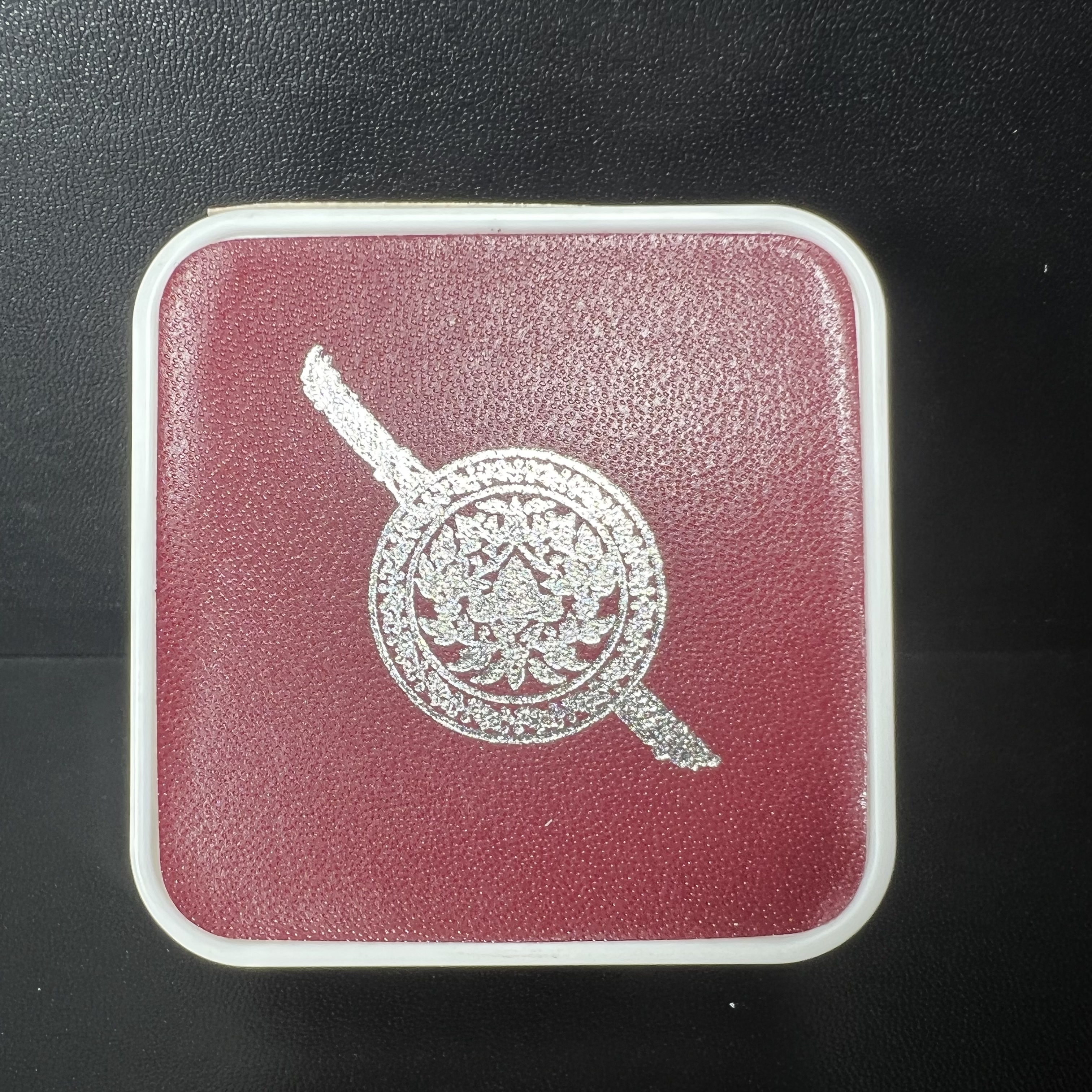 พระพุทธชินราช รุ่น ประวัติศาสตร์ มูลนิธิเพื่อตำรวจไทยจัดสร้าง ปี 2562 เนื้อทองคำขัดเงา พิมพ์ลอยองค์จิ๋ว(ขนาดสูง 1.5 ซม.) (สภาพ สวย ซีนซองเดิม กล่องบรรจุเดิมครบสมบูรณ์)