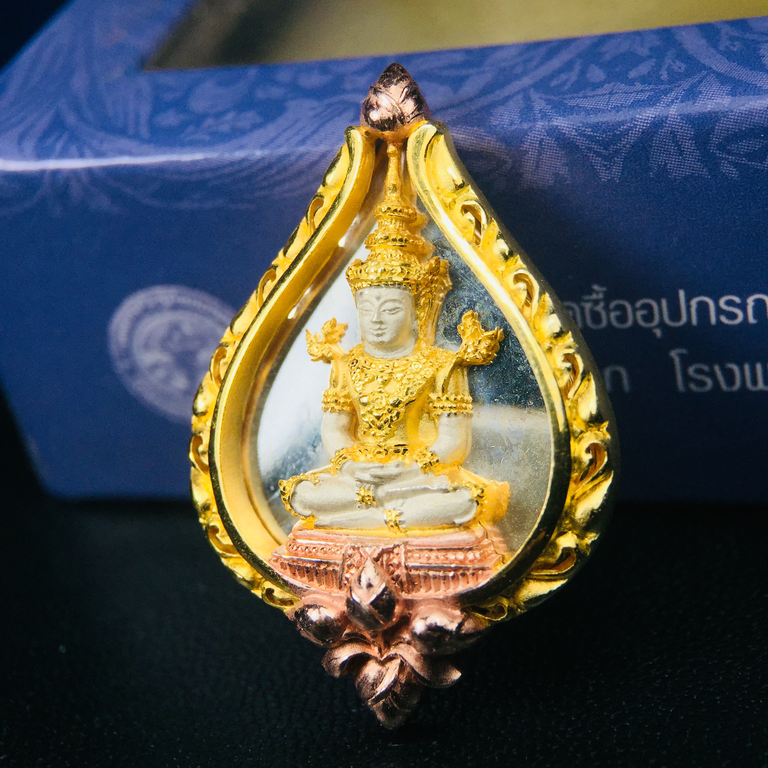 พระแก้วมรกต ภปร. ปี2547 จัดสร้างโดย รพ.ภูมิพลฯ เนื้อเงิน (3 กษัตริย์)เหรียญทรงดอกบัว งดงามทรงคุณค่าอีกหนึ่งรุ่นยอดนิยม หายาก(1ใน3000องค์)