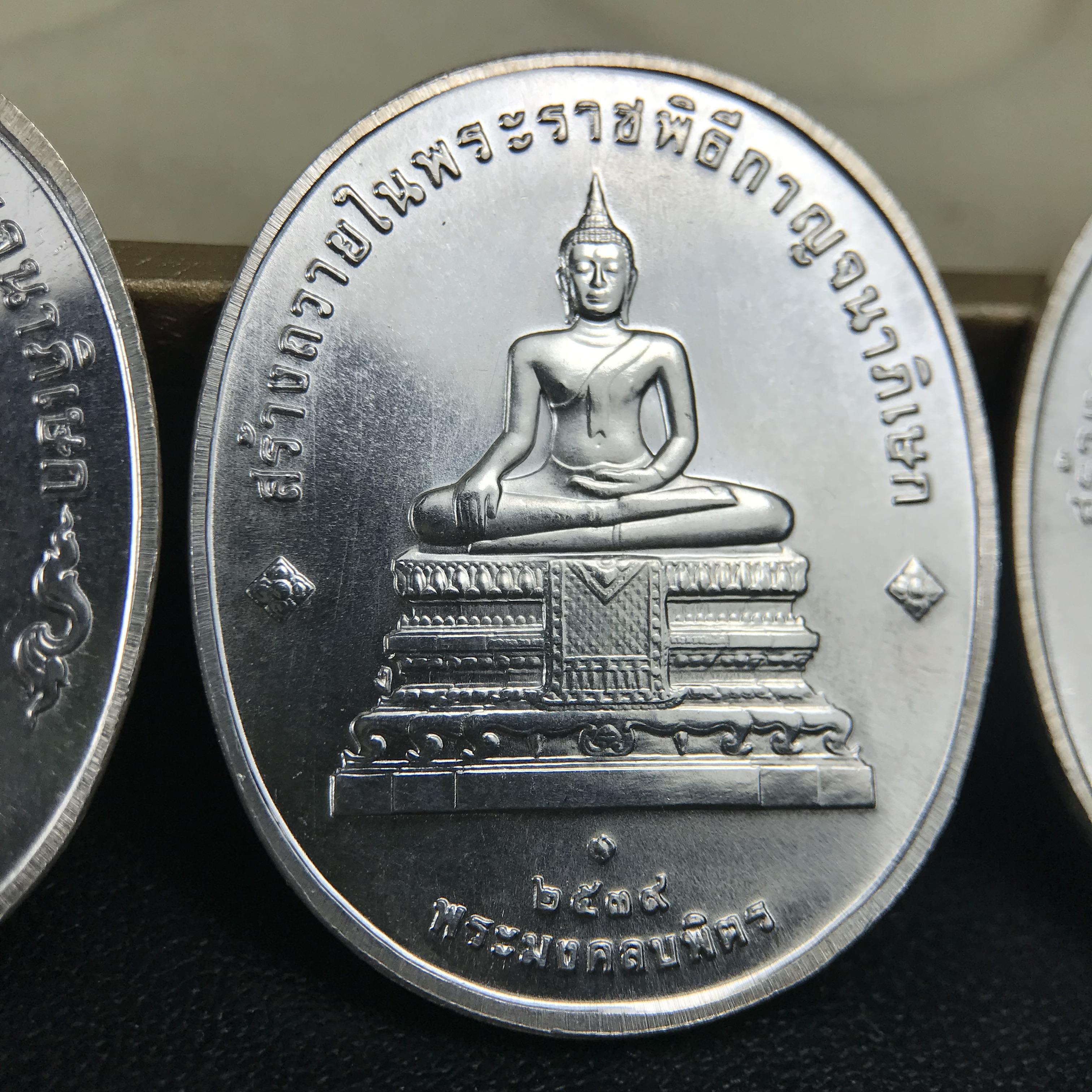 ชุดเหรียญพระพุทธปัญจภาคี ปี 2539 ครบชุด 5 เหรียญ พิมพ์ใหญ่ขนาดสูง 3 ซม. เนื้อเงิน โค๊ต ง.(เงิน) บล็อกกษาปณ์ พร้อมกล่องบรรจุซีนซองเดิมครบสภาพสวย เนื่องในมหามงคลวโรกาสที่ในหลวงรัชกาลที่ 9 ทรงครองสิริราชสมบัติครบ 50ปี พิธีใหญ่ ณ พระอุโบสถวัดพระแก้ว