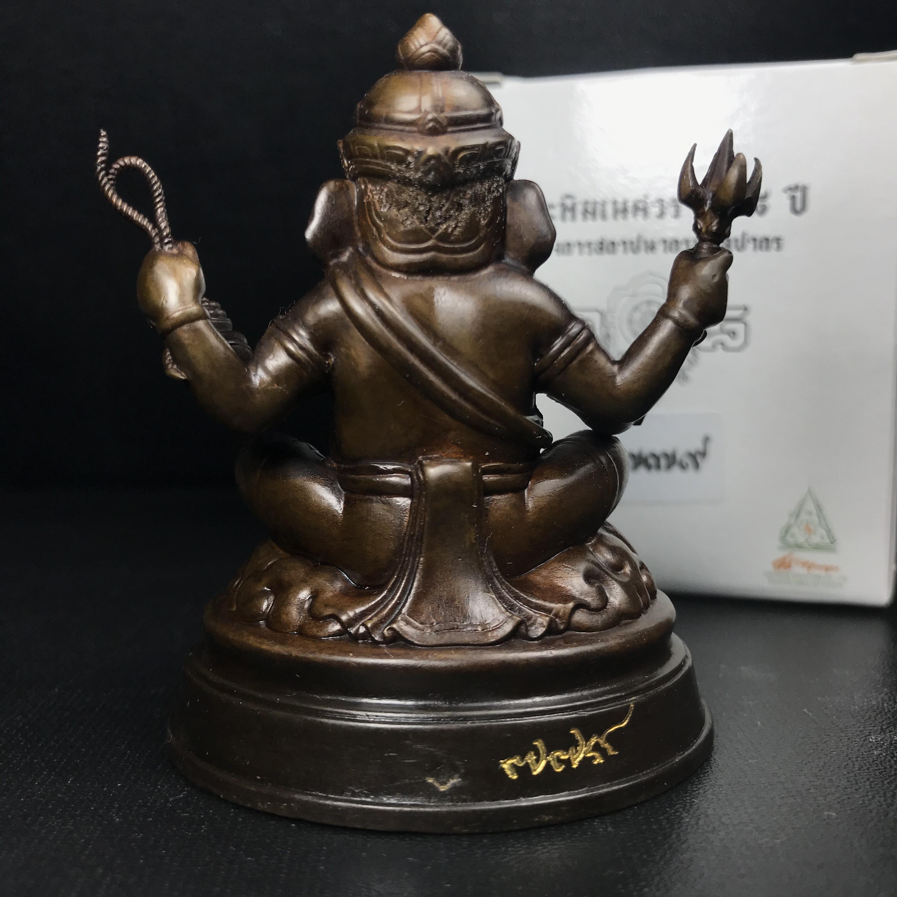 พระพิฆเนศวร รุ่น 108 แห่งการสถาปนากรมศิลปากร ปี 2562 ขนาดบูชาหน้าตัก 1.5 นิ้ว เนื้อทองเหลืองรมดำ (พิธีใหญ่ มวลสารดี)(เลขนัมเบอร์ 779)1 ใน 1999 องค์