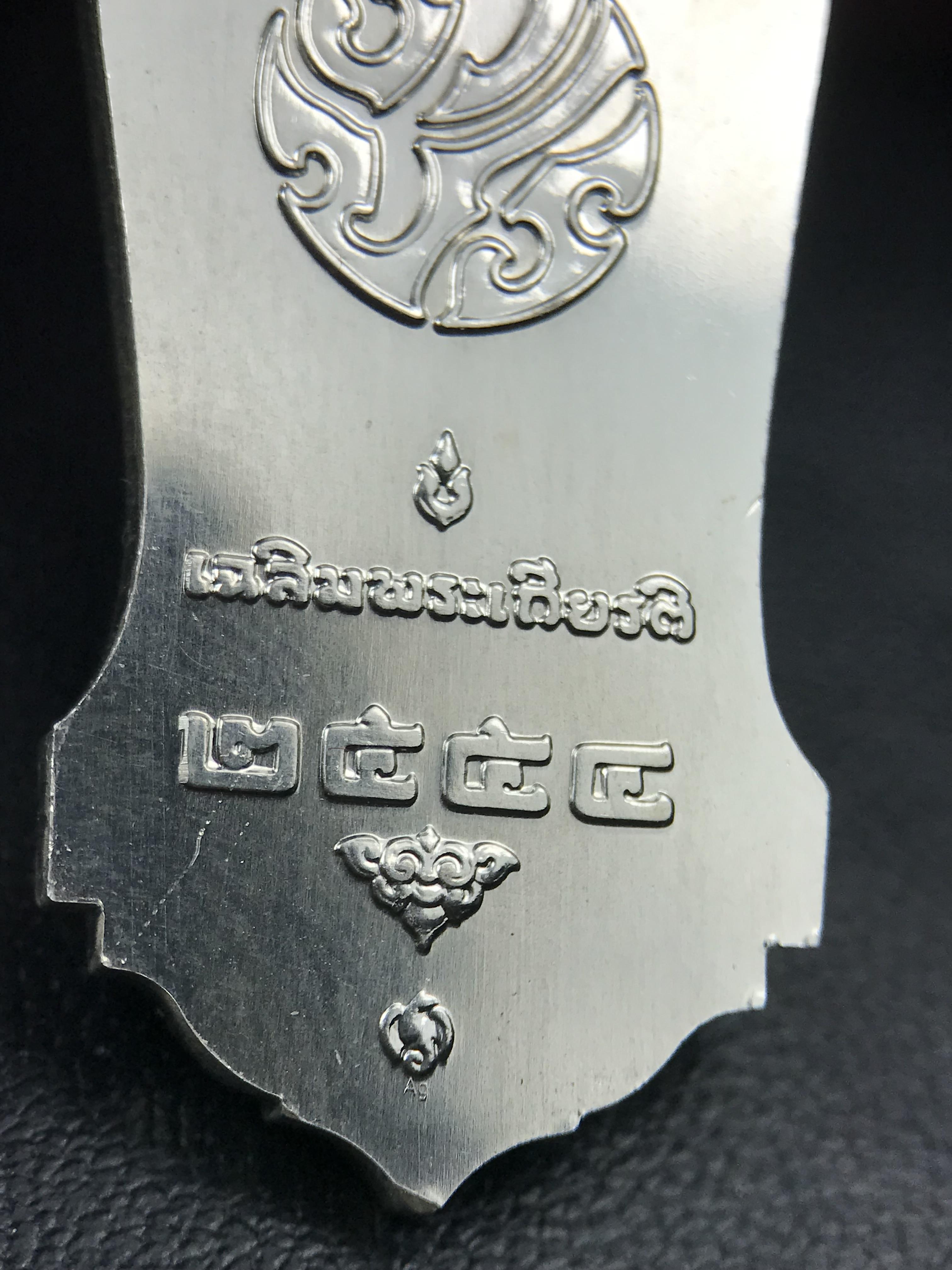 พระพุทธธรรมิกราชบพิตร ภปร. เฉลิมพระเกียรติ 2554 วัดบวรนิเวศวิหาร ขนาดสูง 4.5 ซม. เนื้อเงิน(ตอกโค๊ด Ag)(หายากพบเจอน้อยมาก)ผลิตโดย สำนักกษาปณ์ กรมธนารักษ์ พิธีพุทธาภิเษก ณ พระอุโบสถวัดบวรนิเวศวิหาร สภาพสวย กล่องบรรจุเดิมครบสมบูรณ์(1 ใน 2555 เหรียญ)หายาก