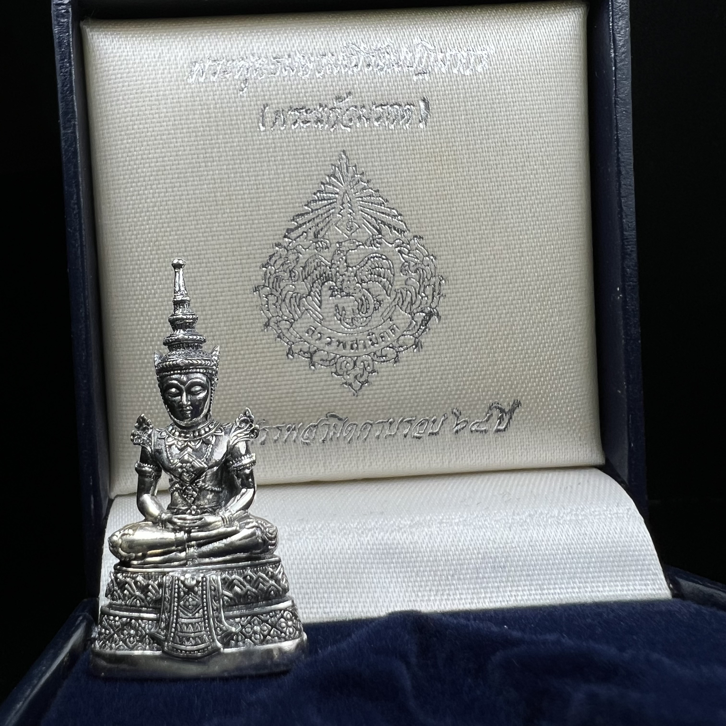 พระแก้วมรกต กรมสรรพสามิตจัดสร้างขึ้นเนื่องในโอกาสครบรอบ 64 ปีของกรมสรรพสามิต และเนื่องในวโรกาสที่พระบาทสมเด็จพระเจ้าอยู่หัวทรงครองราชย์ครบ 50 ปีในปีกาญจนาภิเษก เมื่อ พ.ศ.2539 เนื้อเงินรมดำขัดเงาพร้อมกล่องบรรจุเดิม