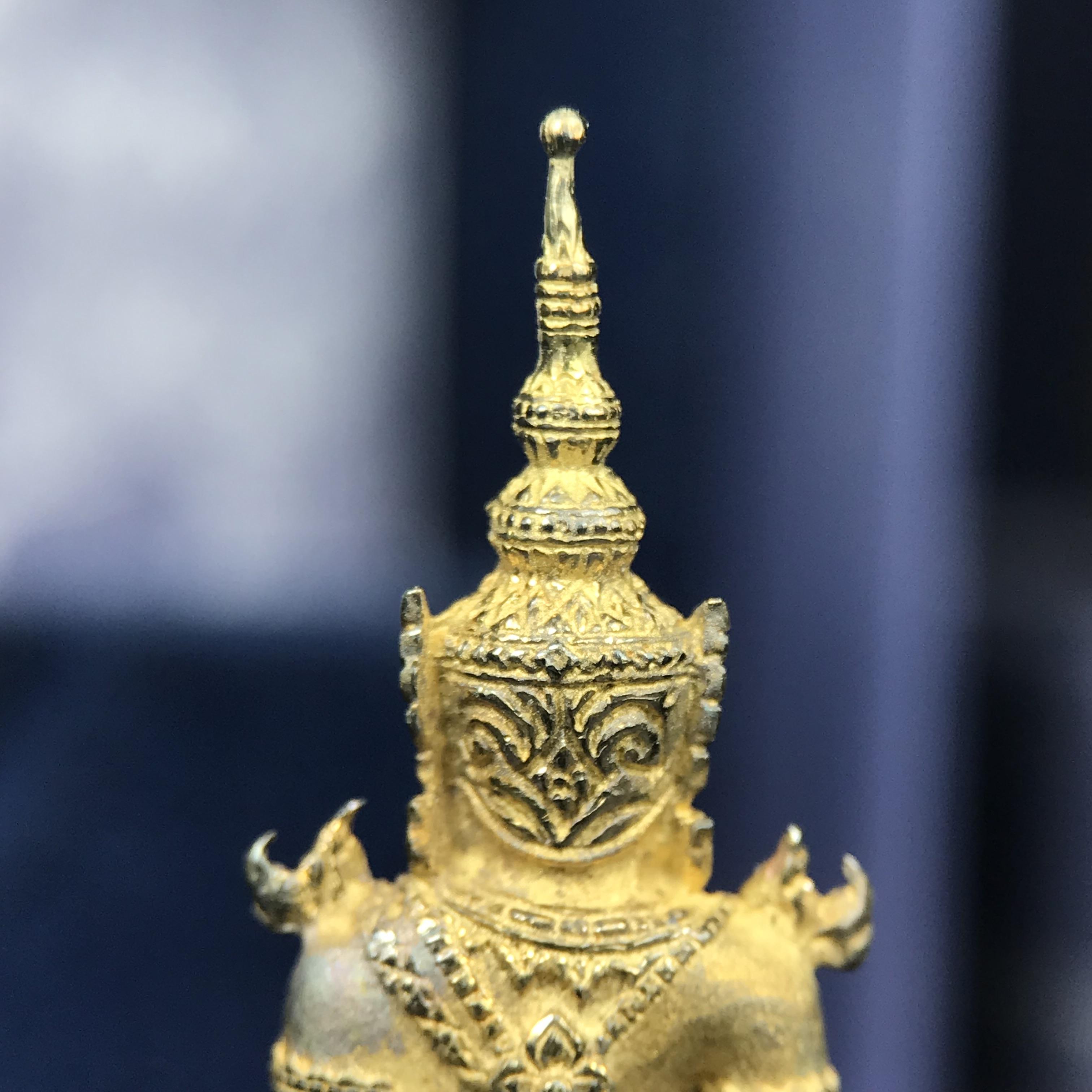 พระแก้วมรกต ภปร. ปี 2547 จัดสร้างโดยโรงพยาบาลภูมิพลอดุลยเดช เนื้อเงิน(3 กษัตริย์) ลอยองค์ หน้าตัก 1/2 นิ้ว สูง 3.7 ซม.พิธีมหามังคาภิเษก ณ พระอุโบสถวัดพระศรีรัตนศาสดาราม(วัดพระแก้ว) งดงามทรงคุณค่าอีกหนึ่งรุ่นยอดนิยม หายาก(องค์หมายเลข ๑๔๖๖)ผิวเดิมติดรุ้งสวย