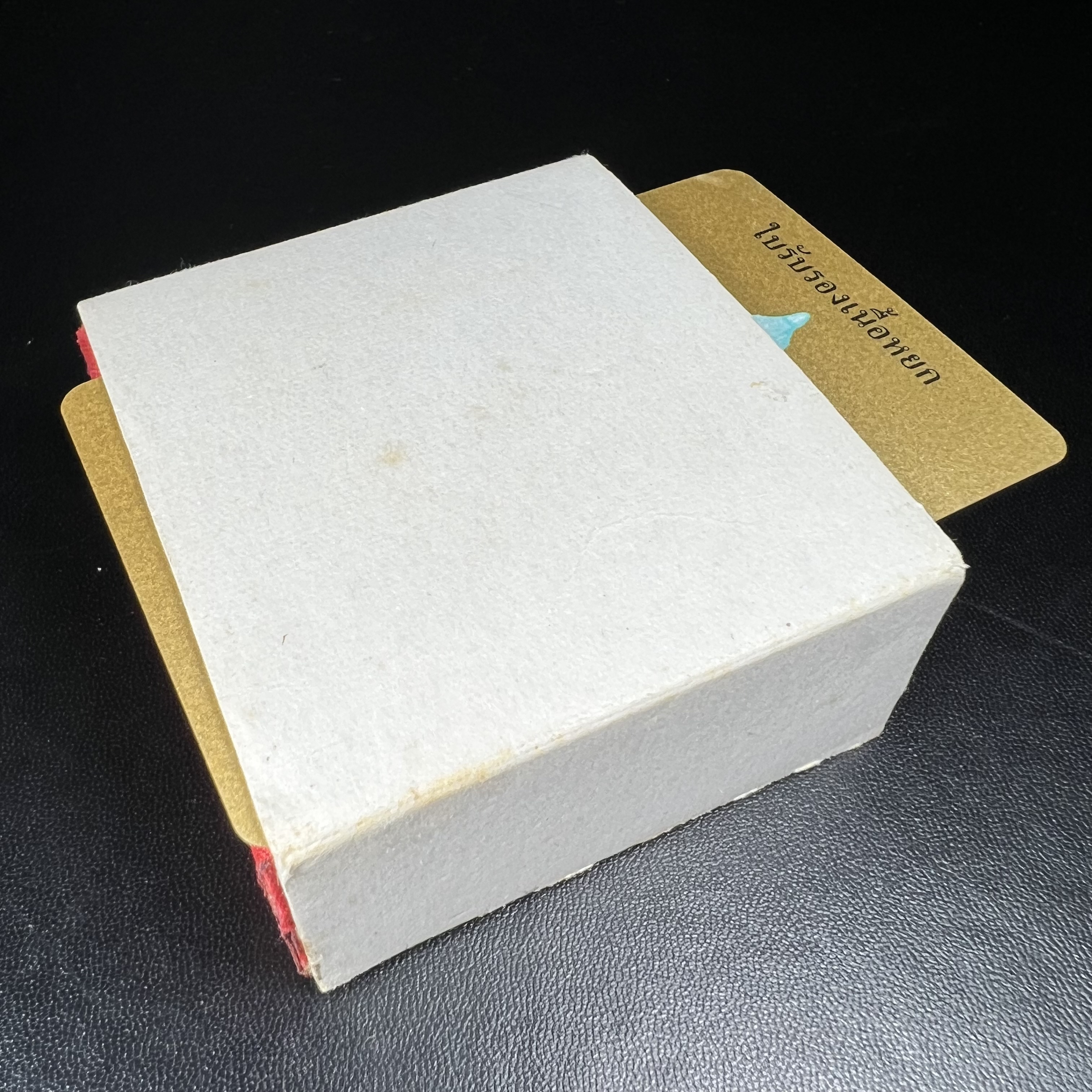 พระพุทธโสธร เนื้อหยก(รุ่นแรก) รุ่นประวัติศาสตร์ พุทธาภิเษก วันที่ 3 กันยายน พ.ศ.2543 ณ พระอุโบสถวัดโสธรวรารามวรวิหาร อ.เมือง จ.ฉะเชิงเทรา พิมพ์ลอยองค์ใต้ฐานมีโค๊ตแผ่นทองคำแท้กำกับทุกองค์พร้อมกล่องบรรจุและบัตรรับรองเดิมครบชุด (1 ใน 3999 องค์)นิยมหายาก