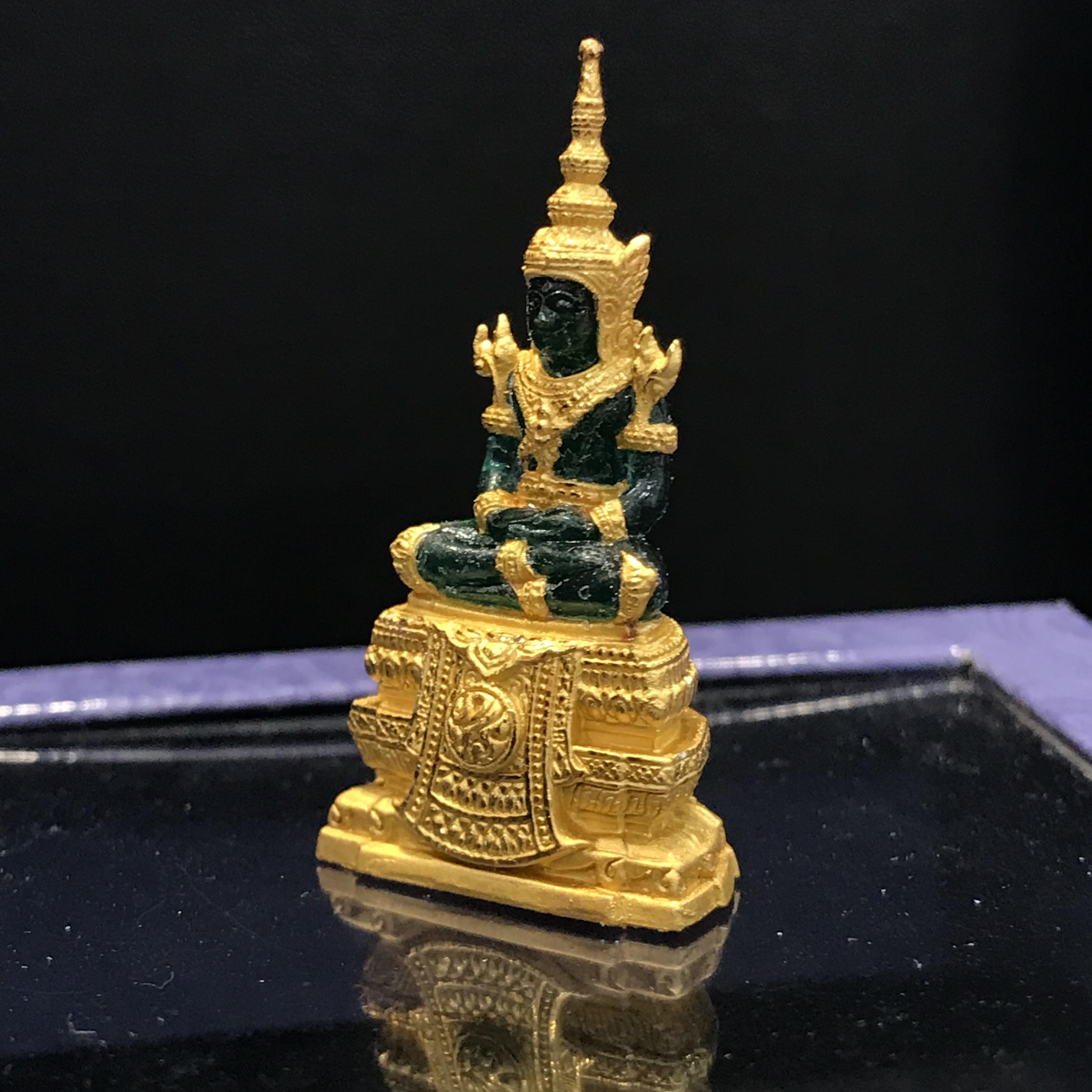 พระแก้วมรกตลอยองค์ ภปร.หน้าตัก 1/2 นิ้ว จัดสร้างโดย รพ.ภูมิพลฯ ปี2547 เนื้อเรซินหุ้มทองคำ