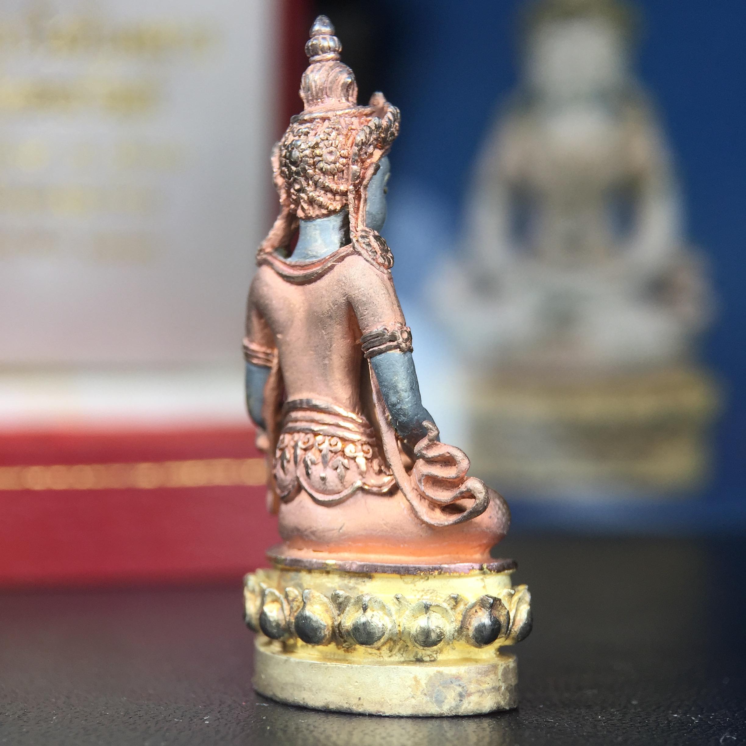 พระกริ่งอวโลกิเตศวร ( เจ้าแม่กวนอิม ) วัดโพธิ์แมนคุณาราม รุ่นอุดมโภคทรัพย์ พ.ศ.2539 เนื้อเงิน 3 กษัตริย์ พ่นทราย(ผิวเดิม ขึ้นสีรุ้งธรรมชาติ แบบนิยม เสน่ห์ของพระเนื้อเงิน) (พร้อมกล่องบรรจุการ์ดใบรับรองเดิมครบ) (อีกหนึ่งรุ่นยอดนิยม พุทธศิลป์สวยงดงาม)