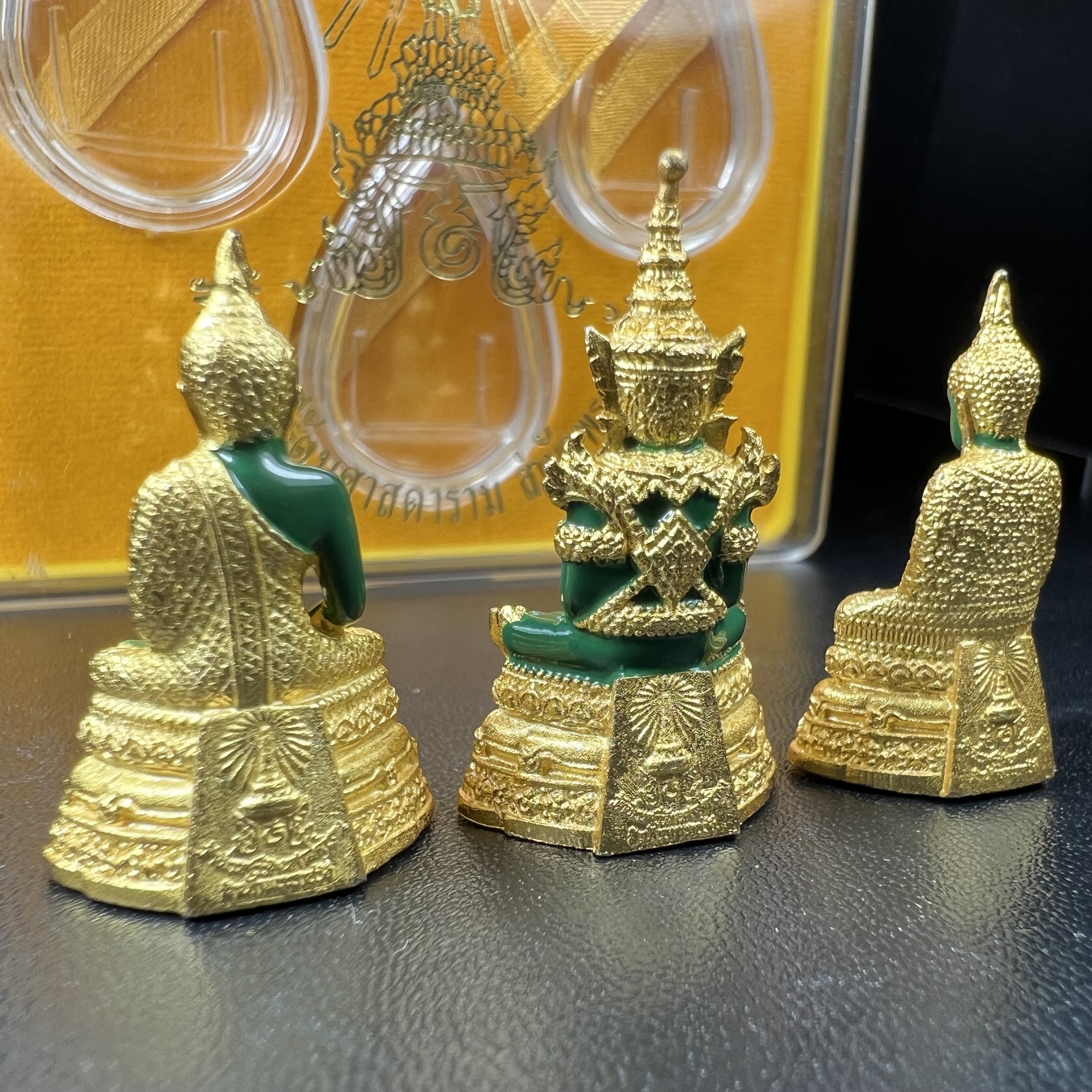 พระพุทธมหามณีรัตนปฏิมากร(พระแก้วมรกต) วัดพระศรีรัตนศาสดาราม สำนักพระราชวัง จัดสร้าง ชุด3 ฤดู ร้อน ฝน หนาว(บรรจุมวลสารใต้ฐาน)