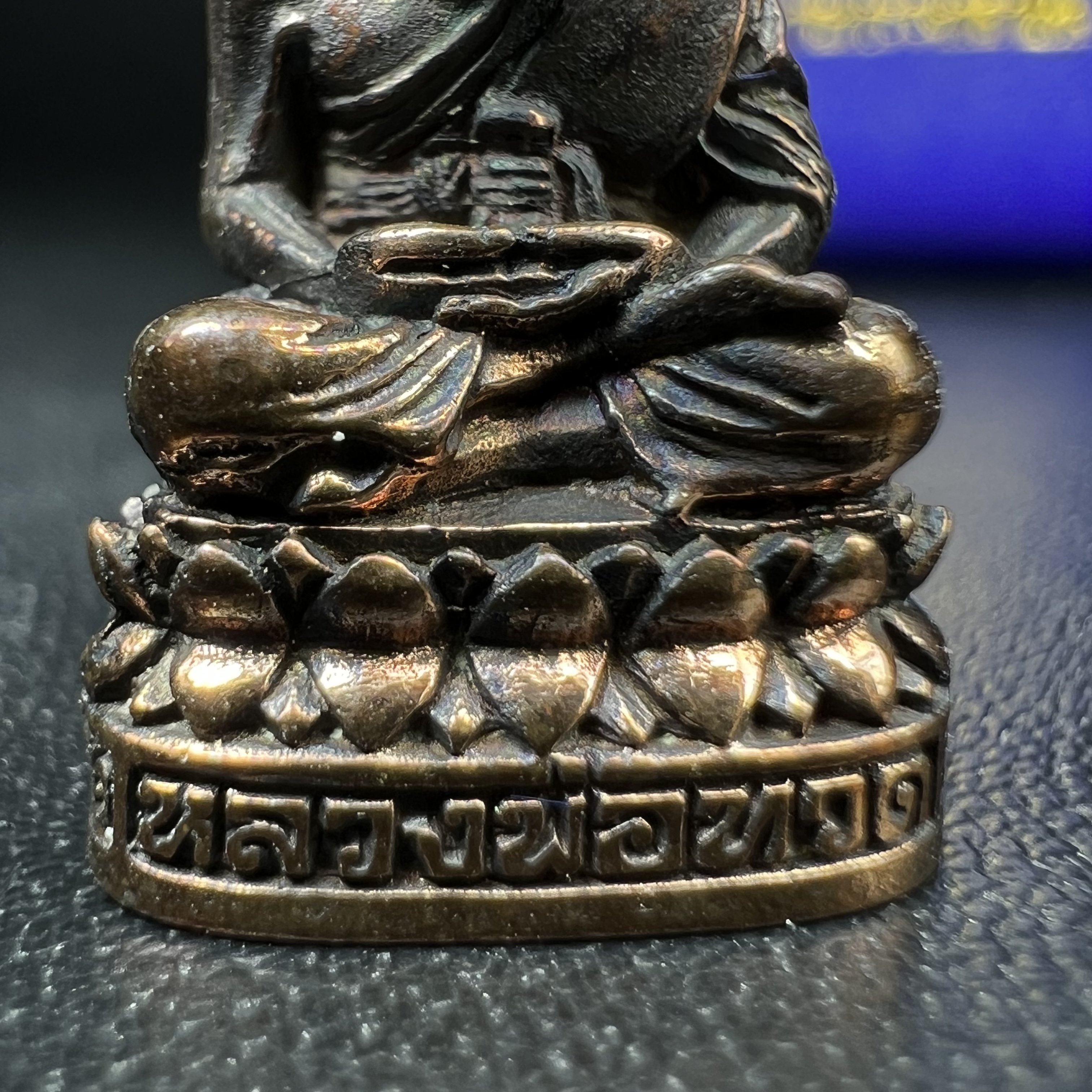 รูปเหมือนหล่อลอยองค์หลวงปู่ทวด รุ่น 111ปี กระทรวงกลาโหม เนื้อนวโลหะรมดำ-ปัดเงา ปี2540 พิธีใหญ่ เข้มขลัง นิยม พร้อมกล่องบรรจุเดิม(คัดสภาพสวยผิวเทพๆผิวรุ้งๆ)ทั้งพิธีทั้งพุทธศิลป์ทรงคุณค่าอีกหนึ่งรุ่นยอดนิยม