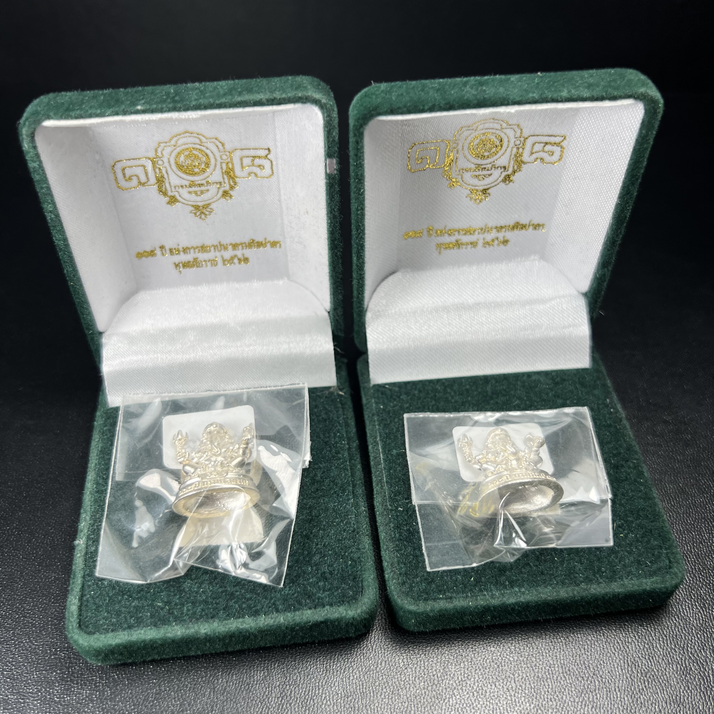 พระพิฆเนศวร รุ่น 108 ปี แห่งการสถาปนากรมศิลปากร ปี 2562 เนื้อเงิน ขนาดลอยองค์ หน้าตัก 1/2 นิ้ว(ขนาดประมาณ 1.8 x 2.1 ซม.)(พิธีใหญ่ มวลสารดี)(มีโค๊ดและหมายเลขกำกับเลข)1 ใน 1999 องค์