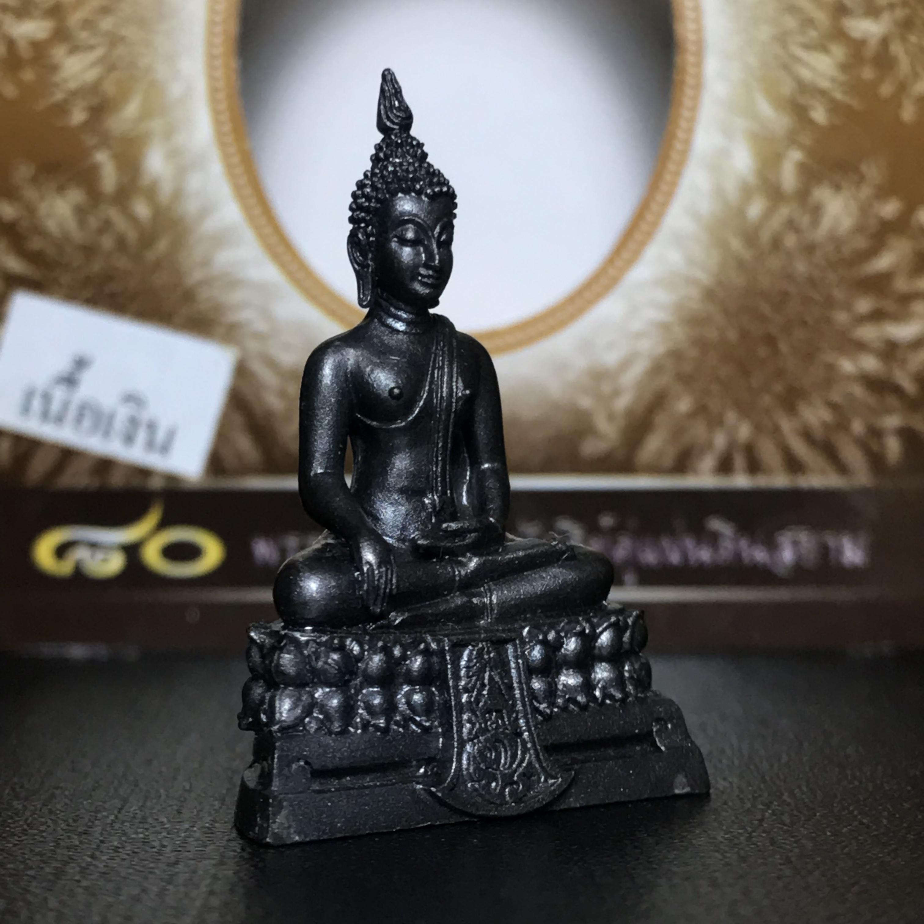 พระพุทธรูปคุ้มเกล้า ภปร. มหามงคล 80พรรษา “รุ่นเย็นศิระเพราะพระบริบาล 80พรรษา มหากษัตริย์คู่แผ่นดินสยาม” เนื้อเงินรมดำ พิมพ์ใหญ่ ขนาด 18*35 มม.