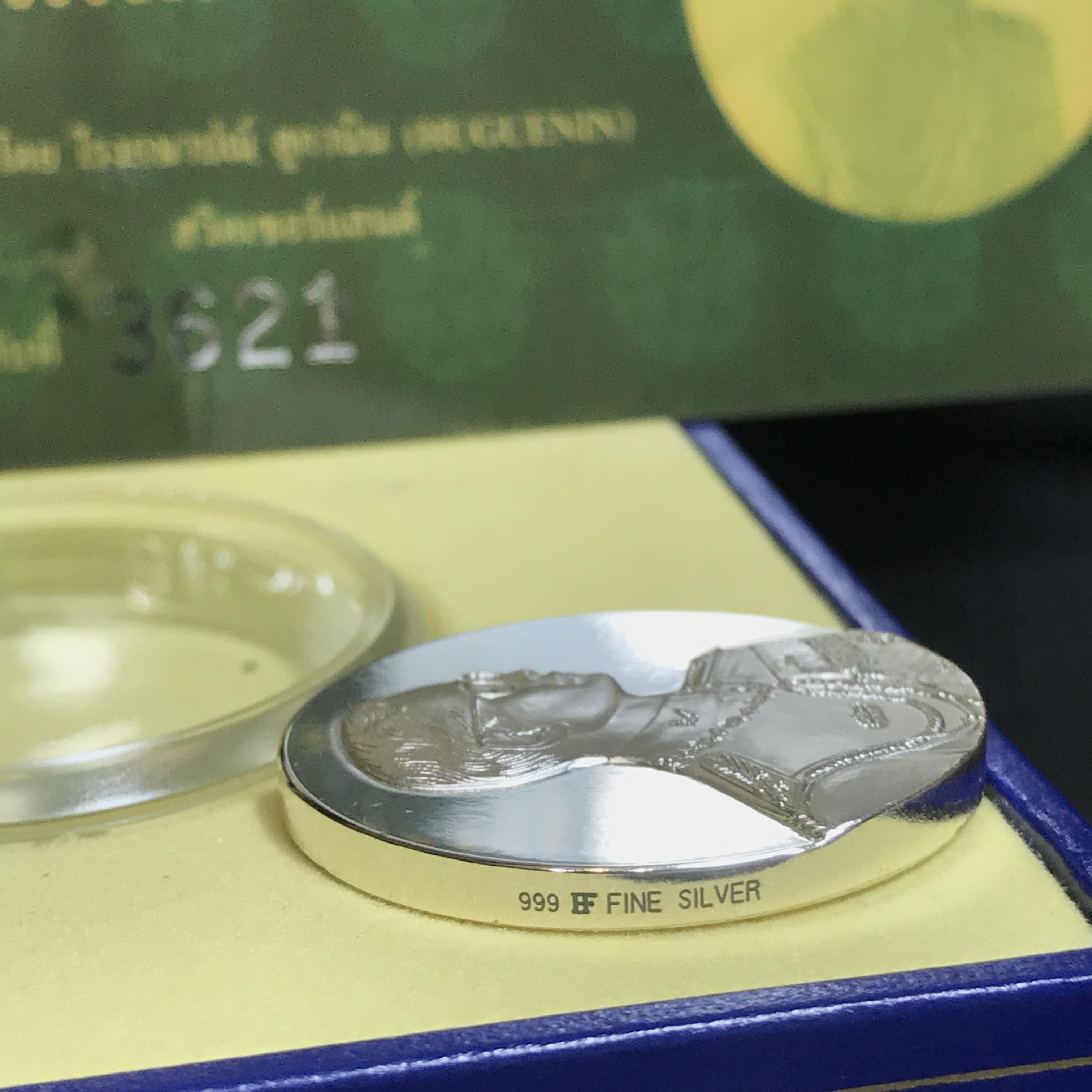 เหรียญแห่งศรัทธา ร.9 ที่ระลึก50 ปีแพทย์ศาสตร์ จุฬาฯ ปี2540 เนื้อเงินกล่องบรรจุการ์ดรับรองเดิมครบสมบูรณ์(หายาก)