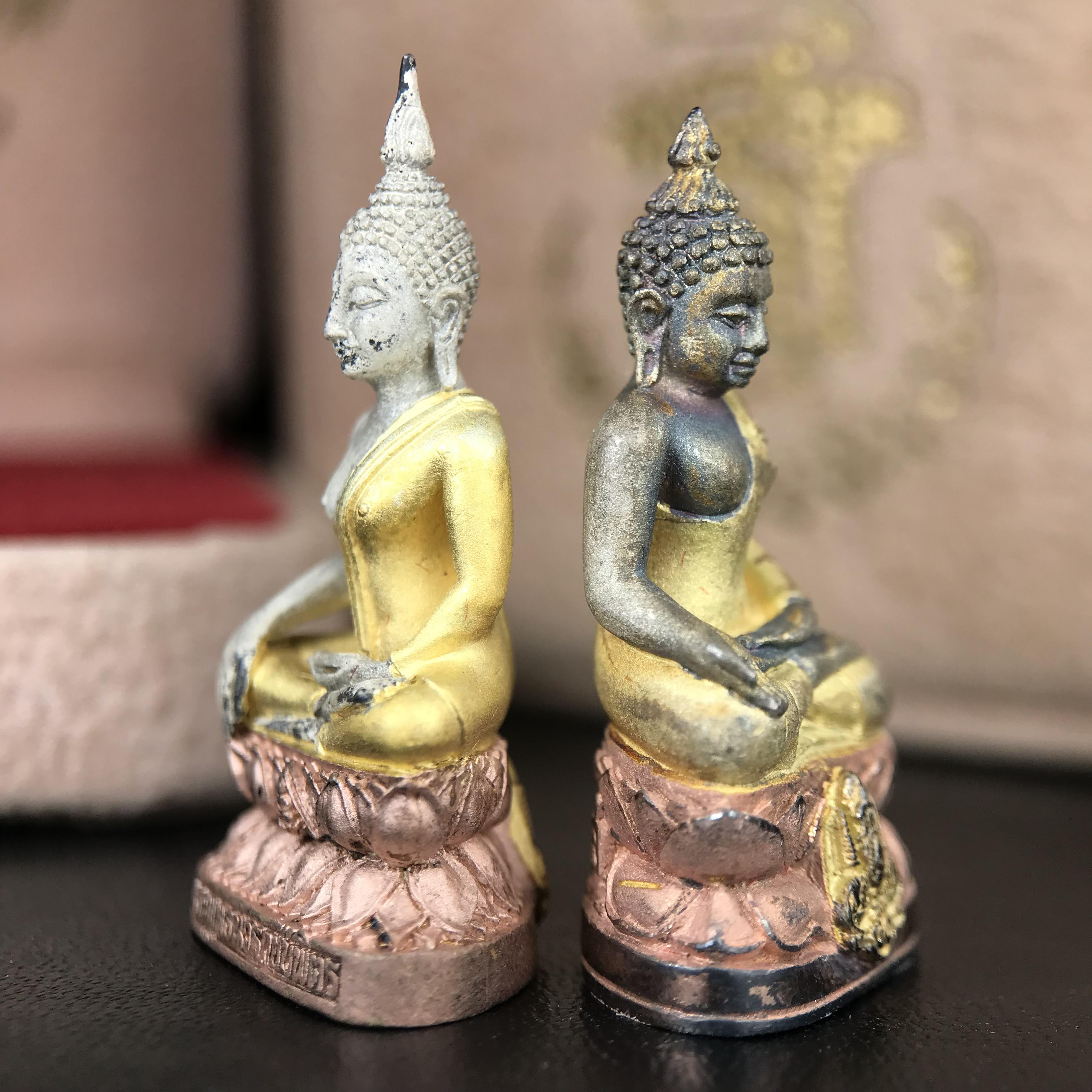 พระกริ่งพระพุทธนวราชบพิตร+พระกริ่งไพรีพินาศ ตรากาญจนาภิเษกครองสิริราชสมบัติครบ 50 ปี รัชกาลที่9 ปี2540 เนื้อเงินสามกษัตริย์(ผิวเดิมสวย ครบ สมบูรณ์)พร้อมกล่องบรรจุเดิมครบ ***ครบชุดพระราชทานทั้งสององค์ นานทีจะมีมาคู่กันครับ(หายาก)***