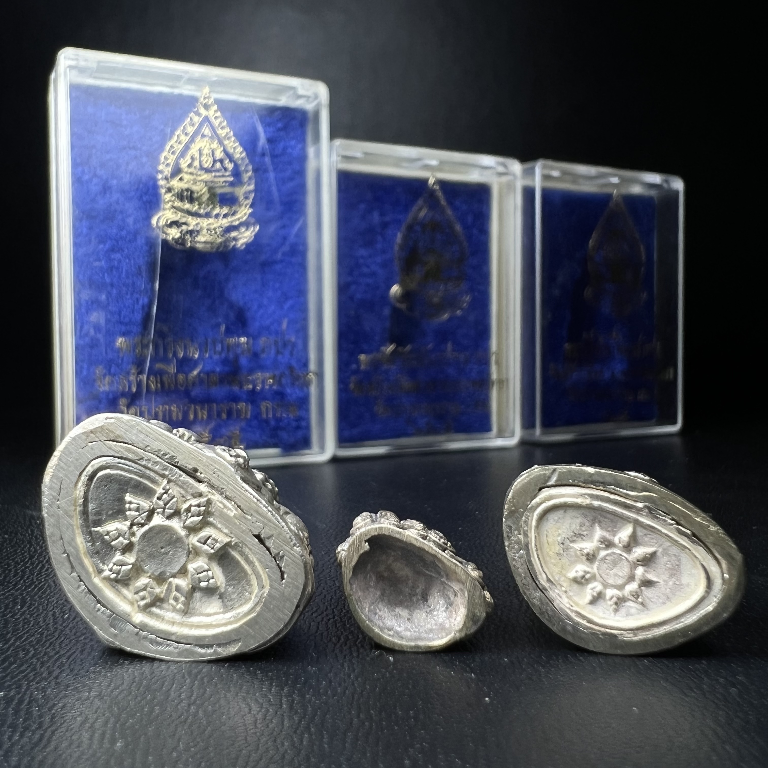 พระกริ่งนวปทุม ภปร.-พระชัยวัฒน์นวปทุม ภปร.-พระกริ่งไพรีพินาศ ภปร. รุ่นแรก วัดปทุมวนาราม ครบชุดเนื้อเงิน ปี2535(ในหลวงรัชกาลที่9เสด็จเททอง)(1ใน3000องค์)หายาก***เก็บทีเดียวครบชุดไปเลยรุ่นนี้ แนะนำ....ตอนนี้หายากแล้ว***